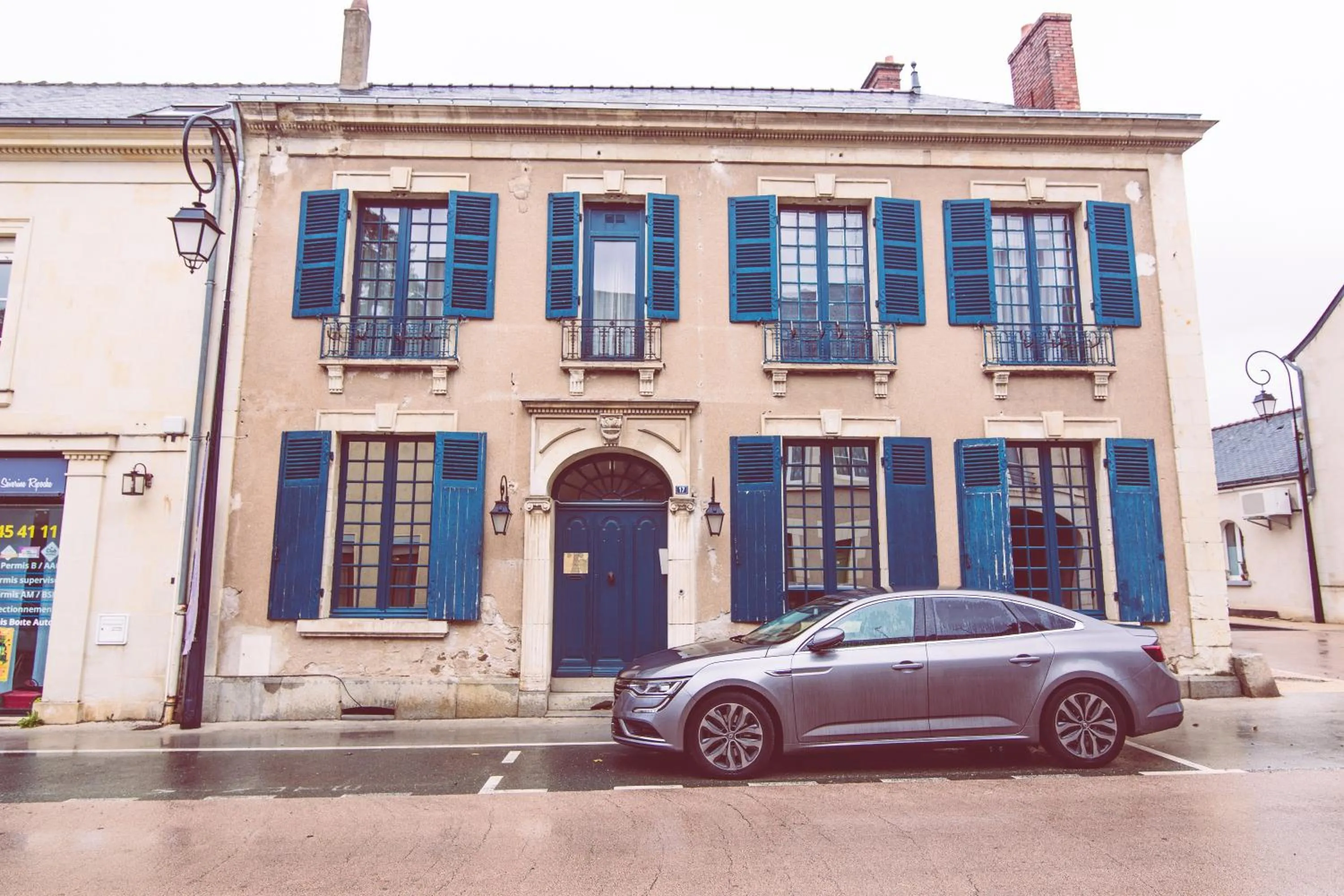 Property building in Le Regisseur