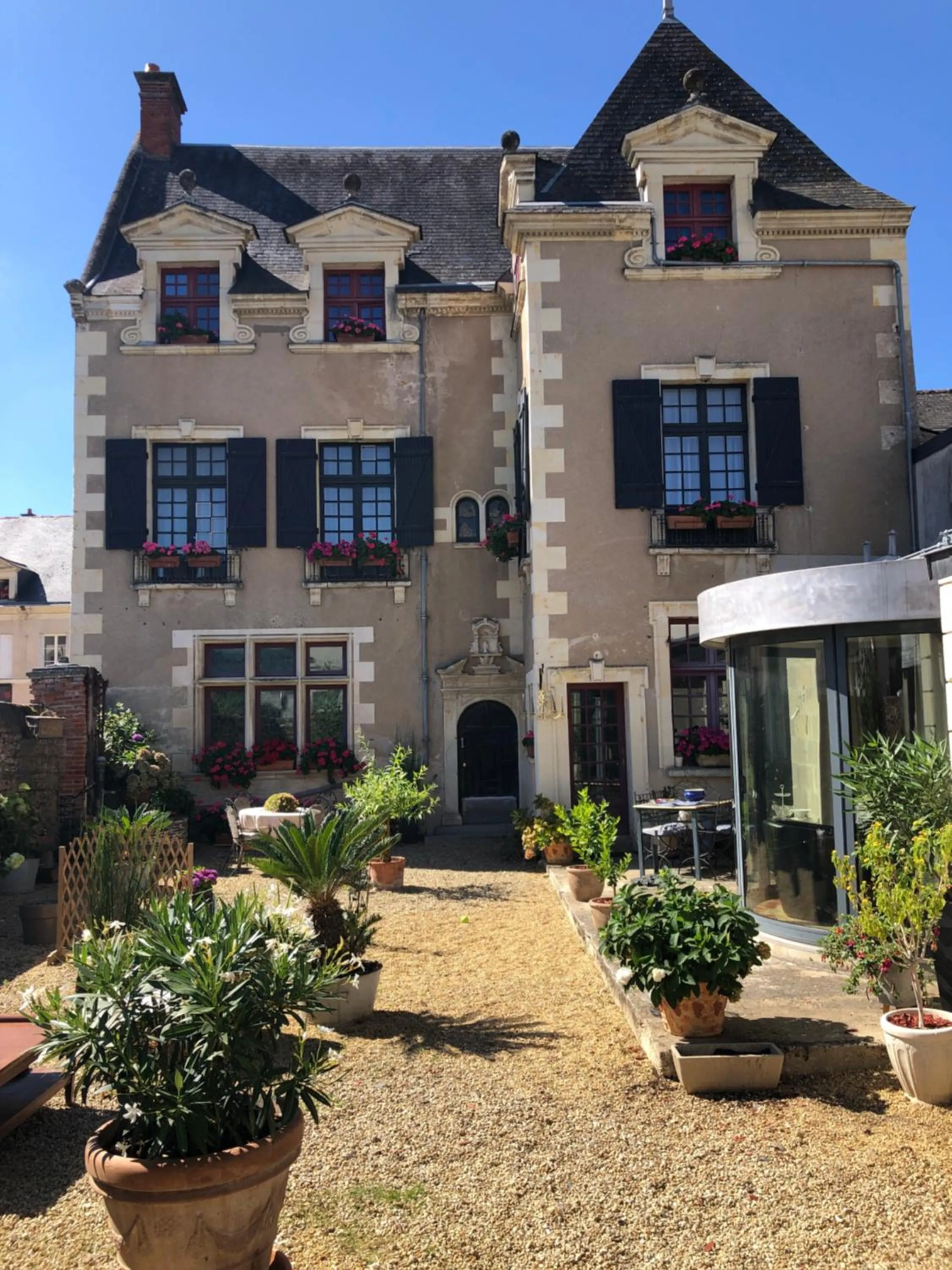 Property building in Le Regisseur