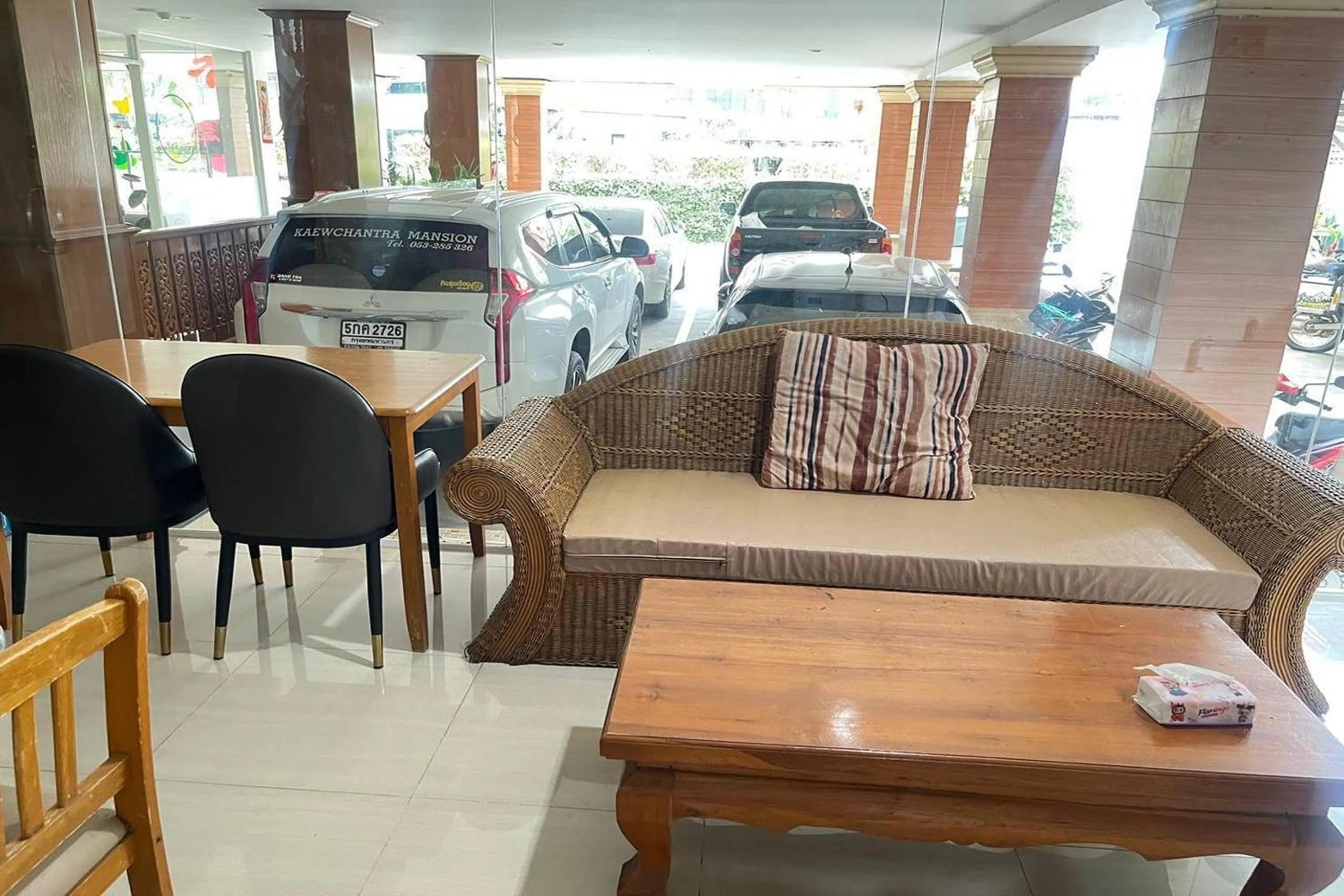 Dining area in Kaewchantra Mansion