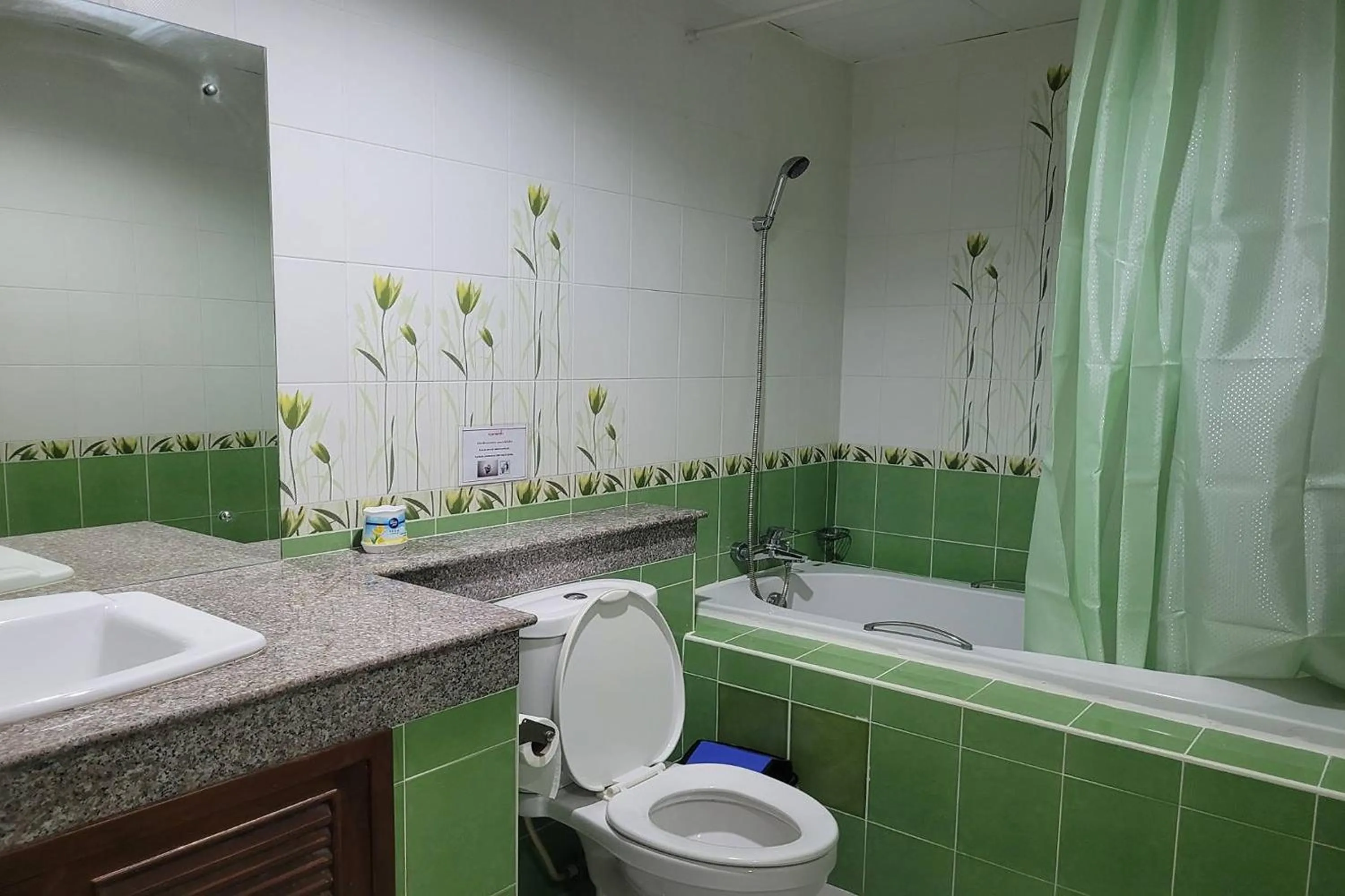 Shower in Kaewchantra Mansion