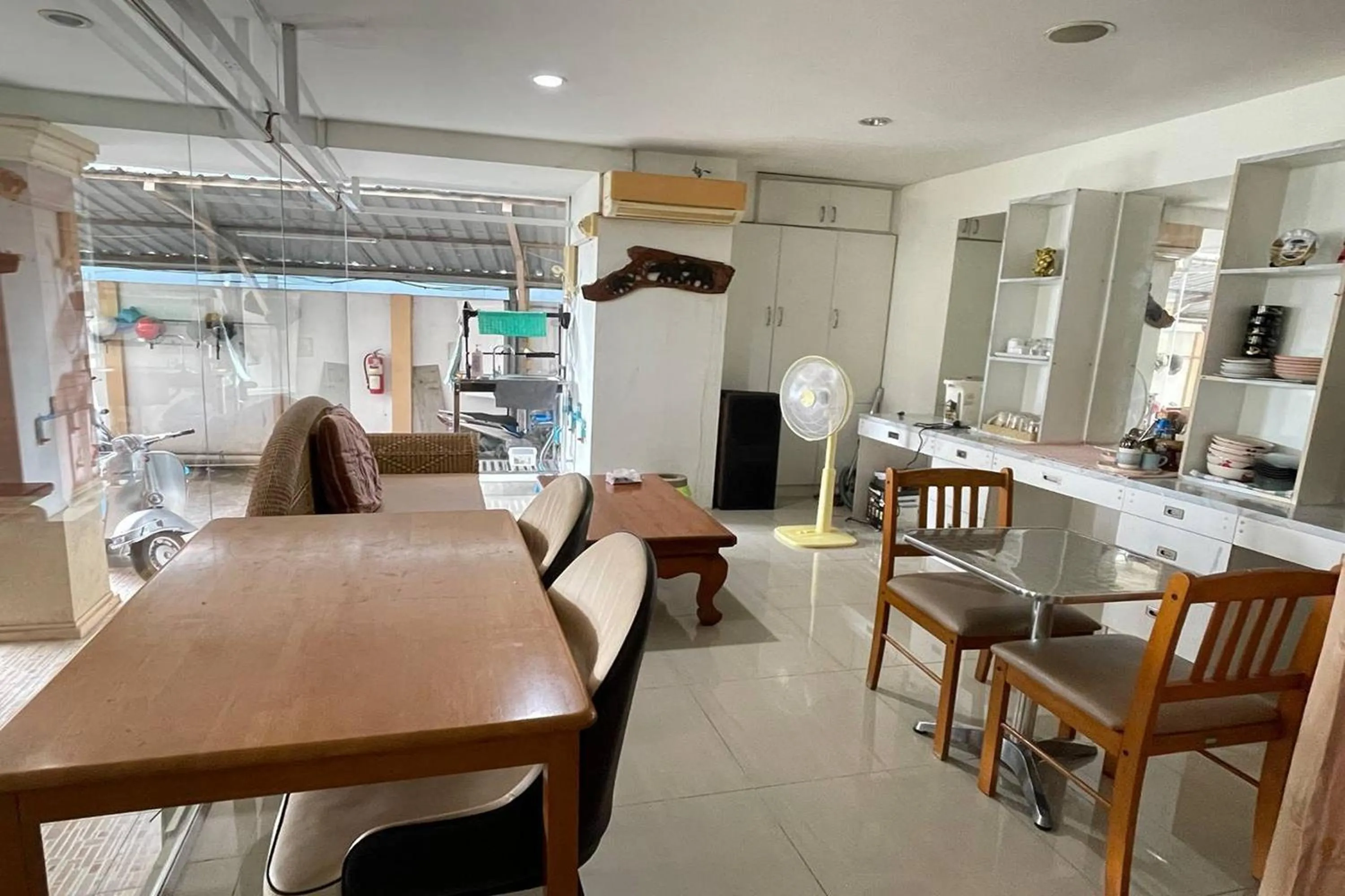 Dining area in Kaewchantra Mansion