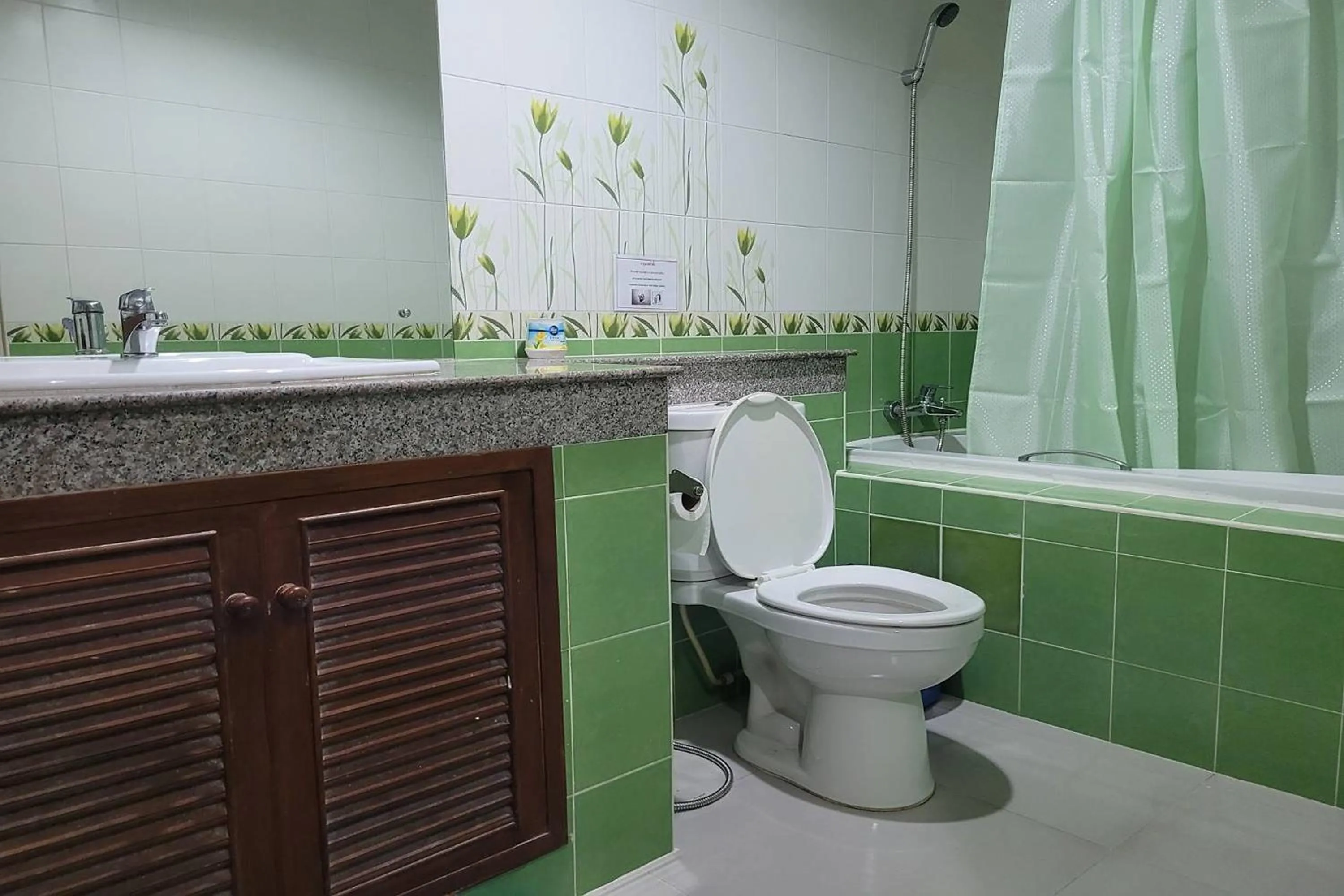 Shower in Kaewchantra Mansion