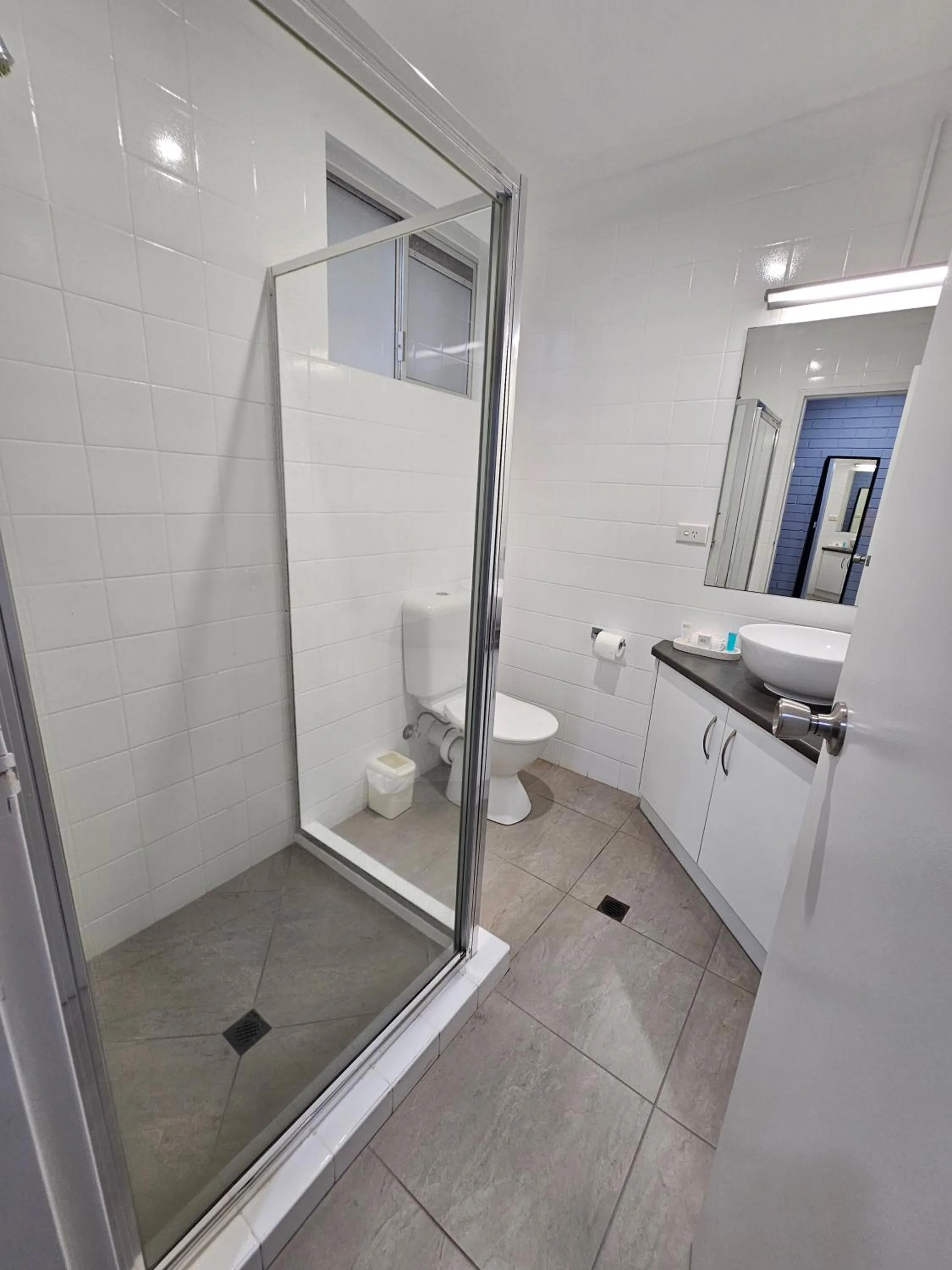 Shower in Blue Violet Motor Inn