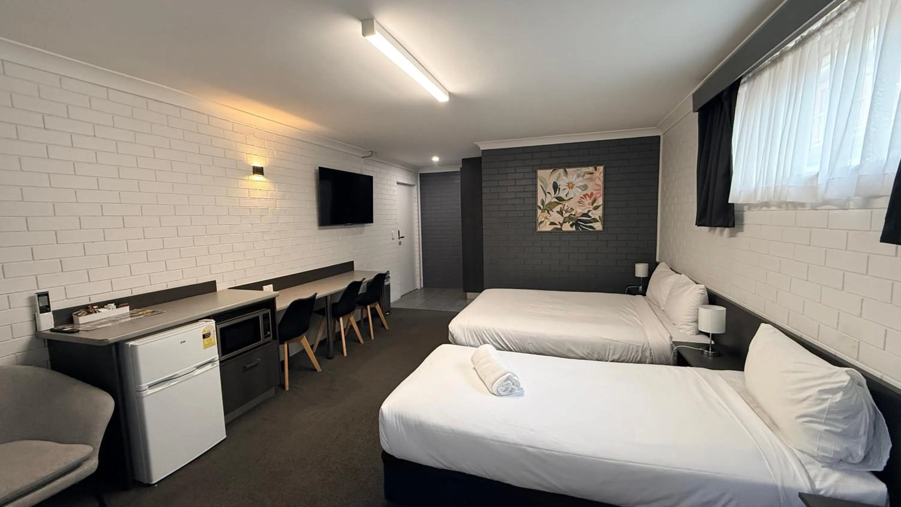 TV and multimedia, Bed in Blue Violet Motor Inn