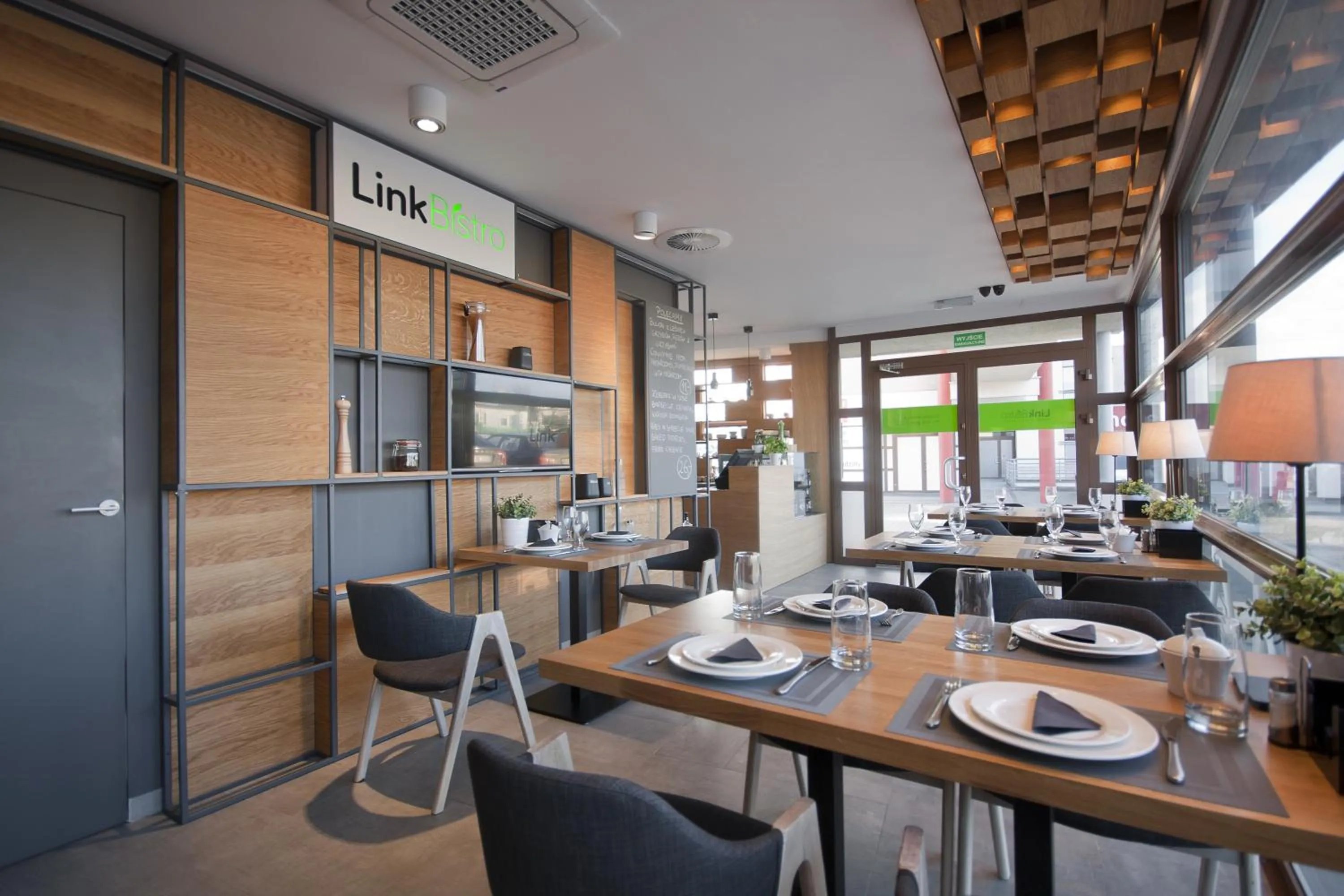 Restaurant/places to eat in Link Hotel