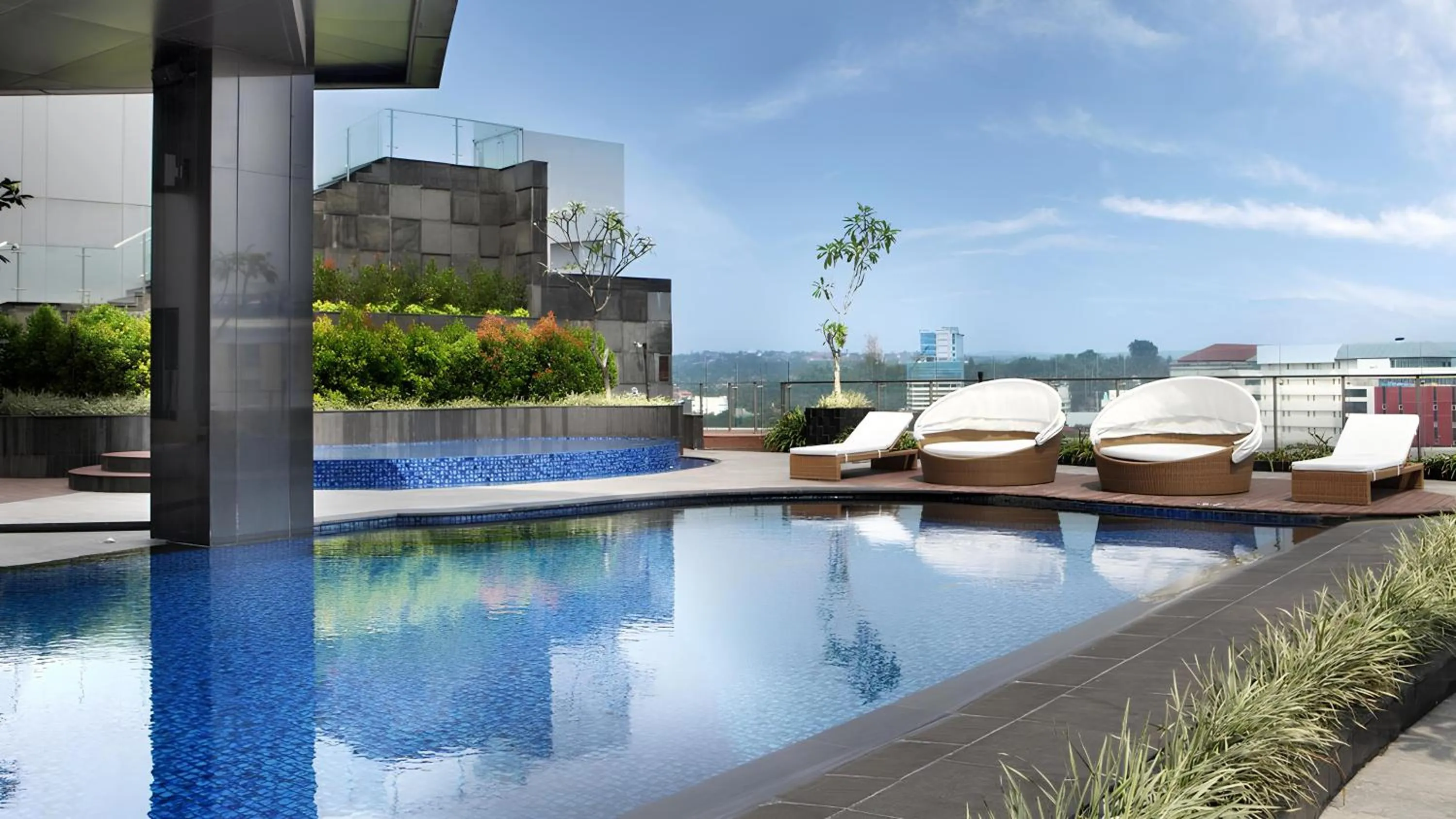 Swimming pool in PO Hotel Semarang