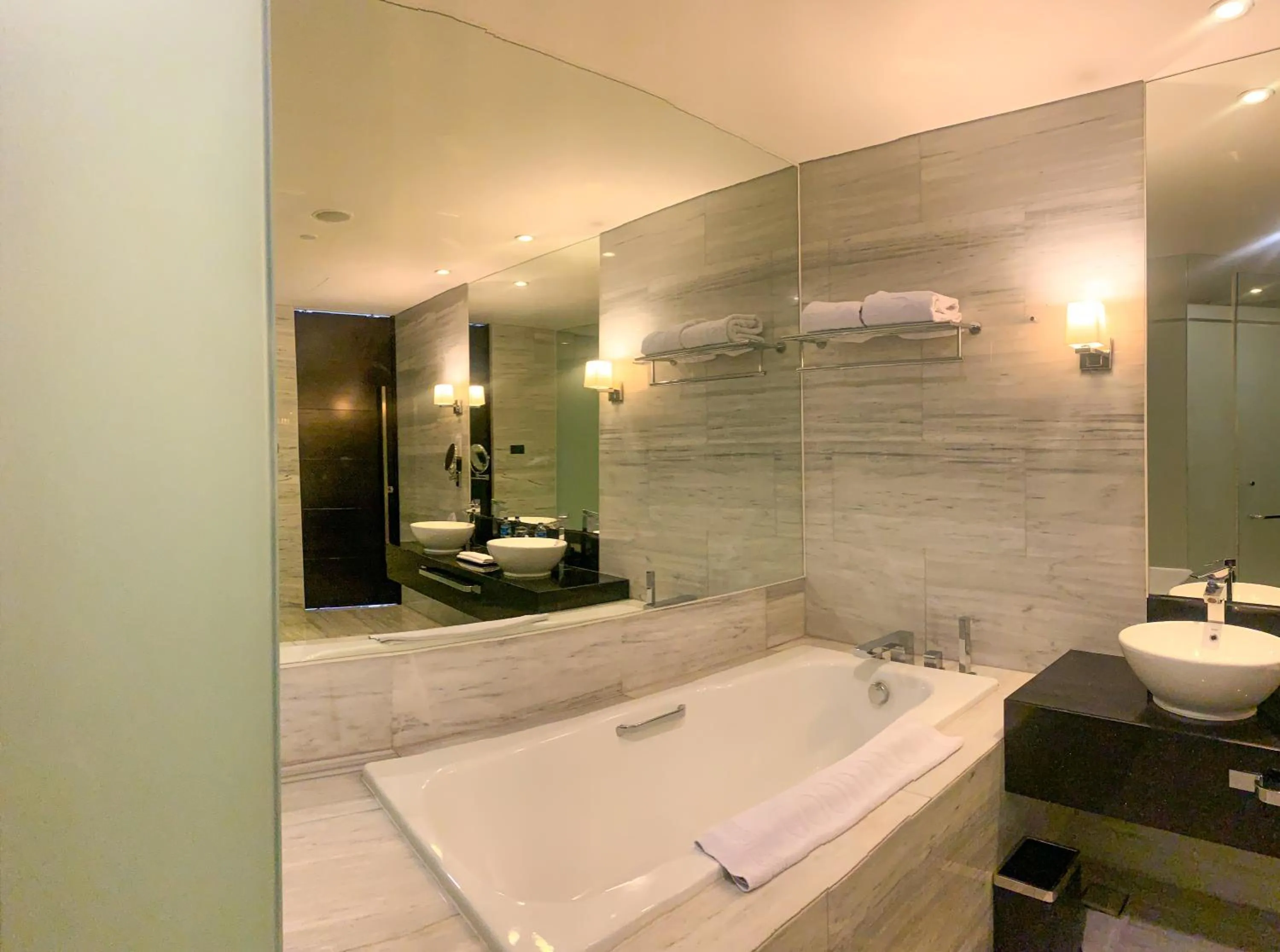 Bath in PO Hotel Semarang