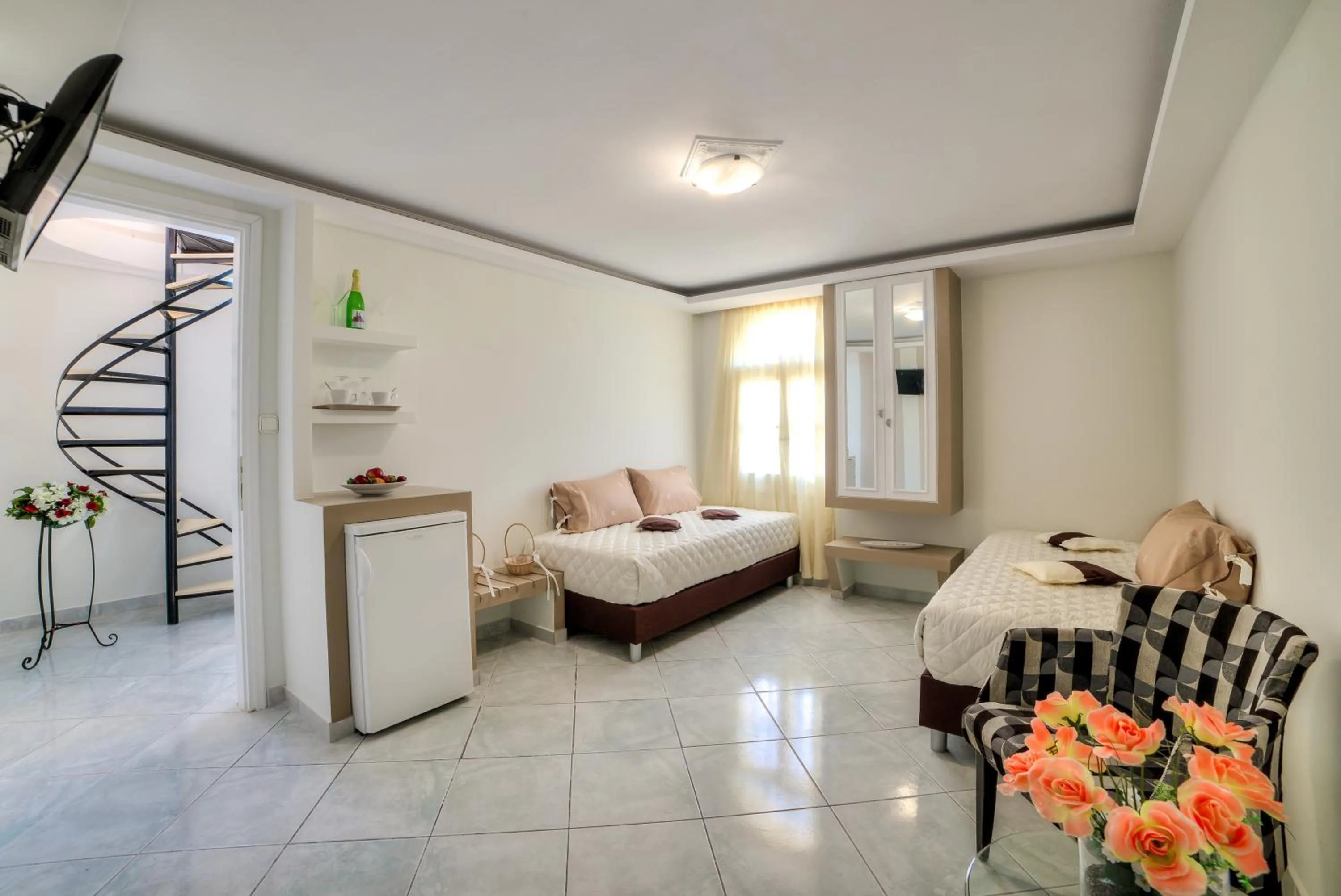 Photo of the whole room, Bed in Pantheon Hotel