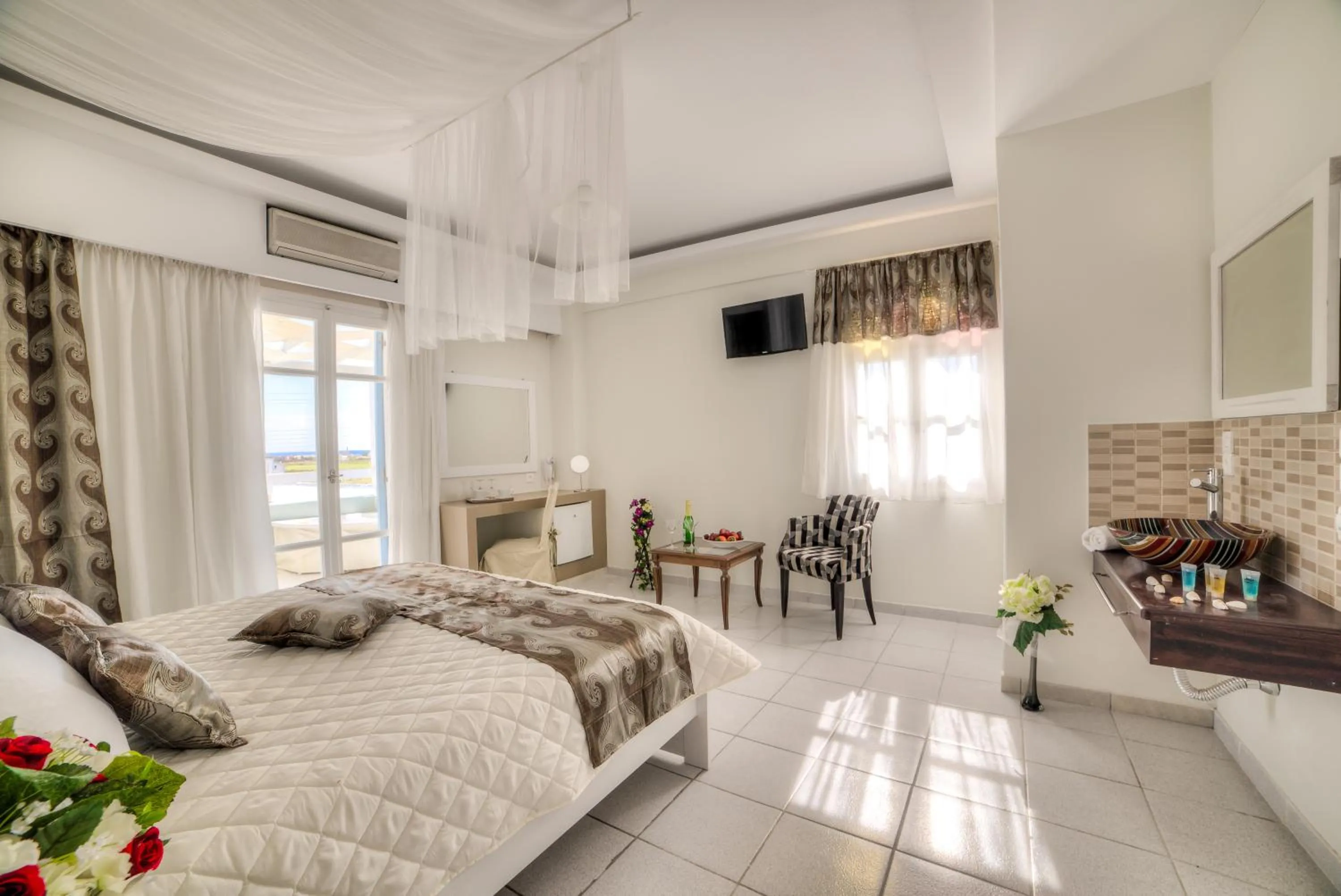 Photo of the whole room, Bed in Pantheon Hotel