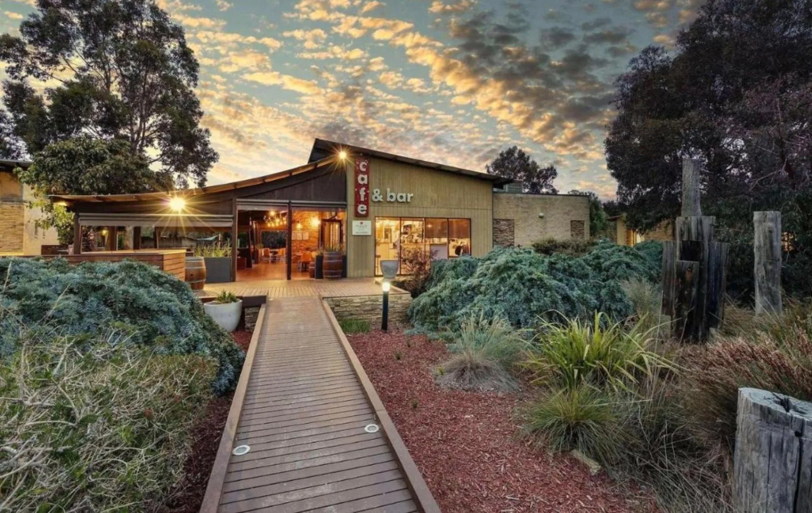 Restaurant/places to eat in The Nature Resort Villas Ramada Resort