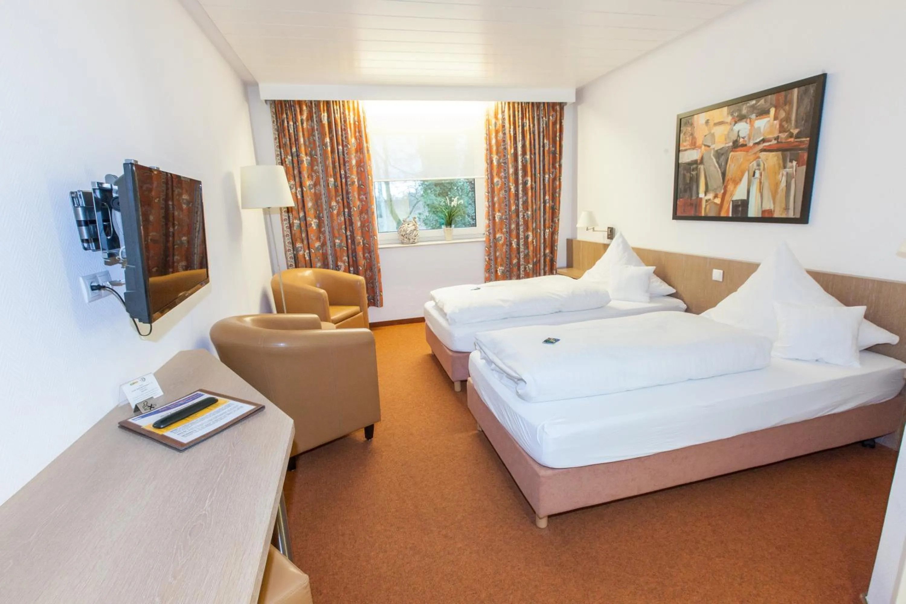Photo of the whole room, Bed in Hotel am Springhorstsee