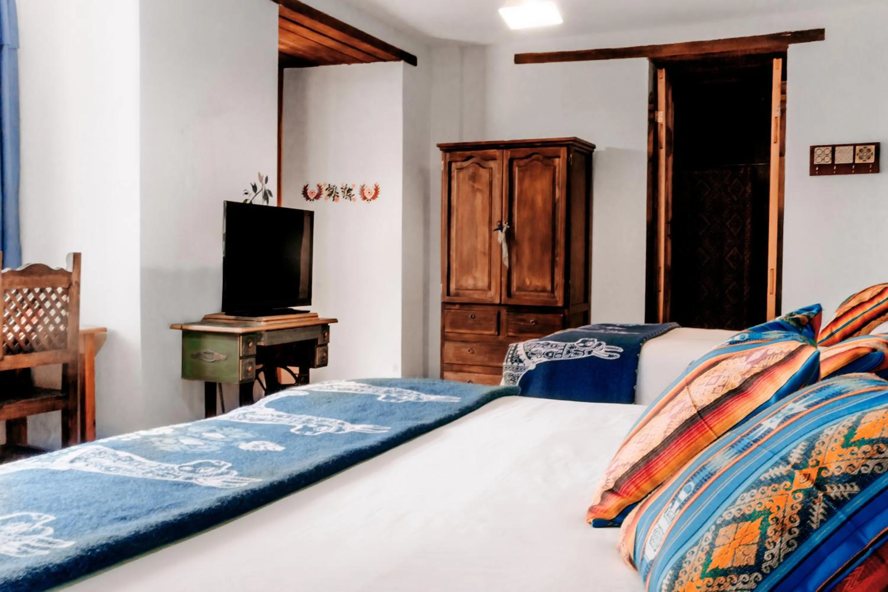 Communal lounge/ TV room, Bed in Hotel Casa Alquimia