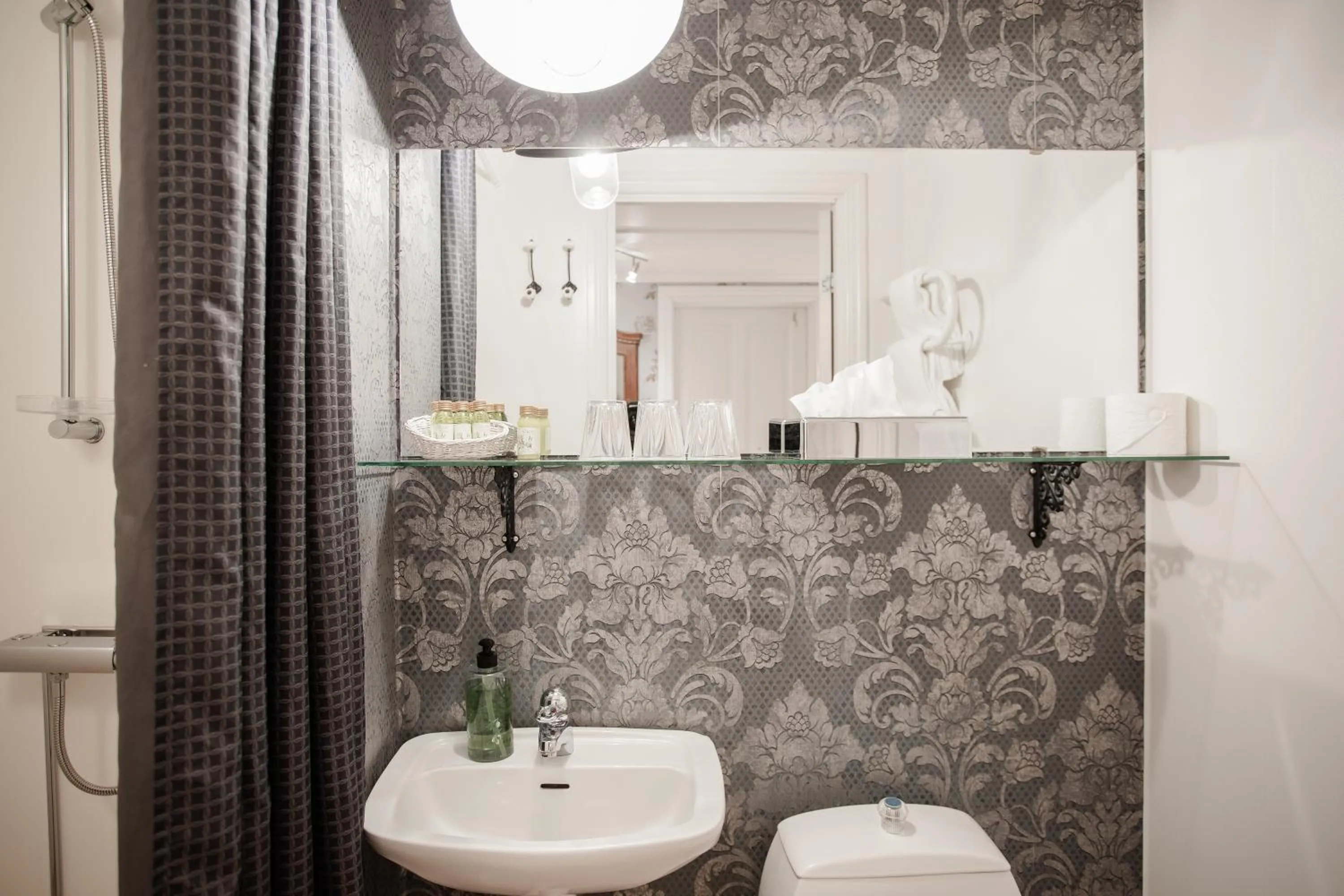 Shower in Grand Hotel Lysekil