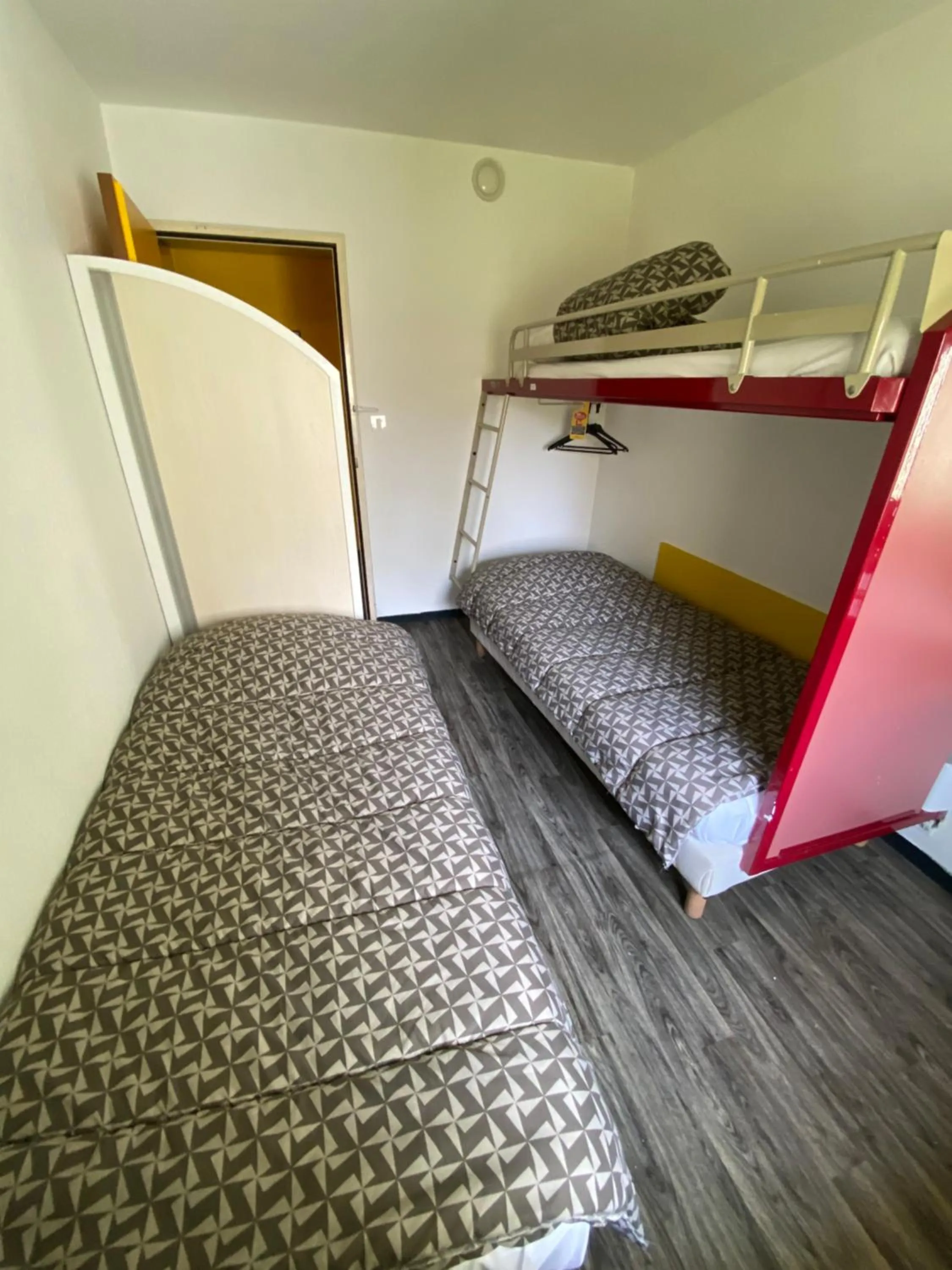 Photo of the whole room, Bed in Class'Eco Chambly