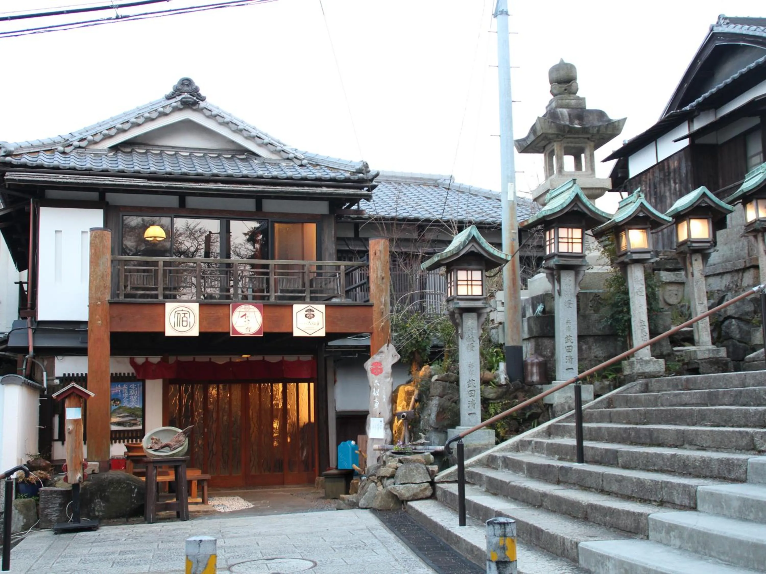Facade/entrance in Monzen Okagero