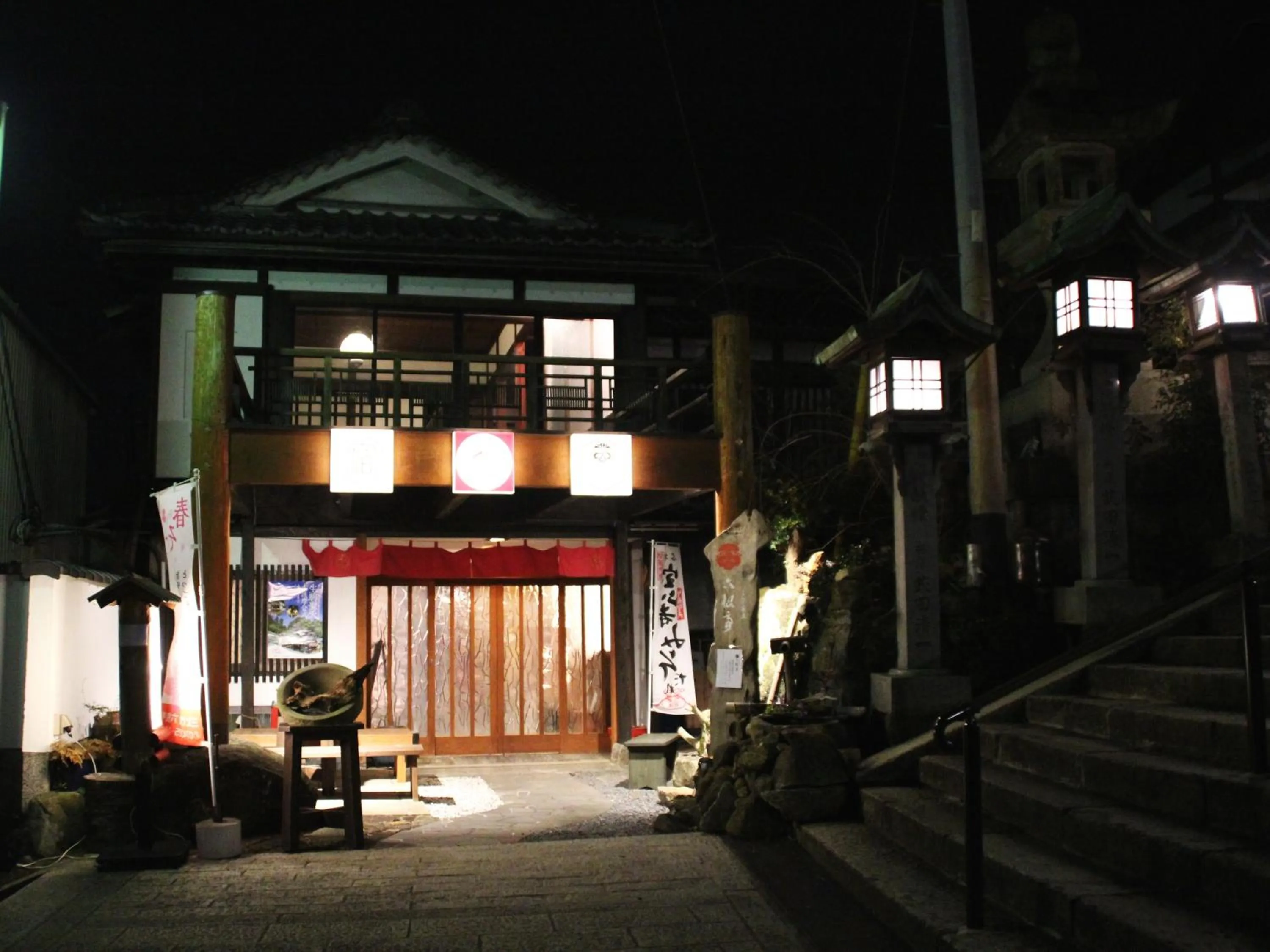 Facade/entrance in Monzen Okagero