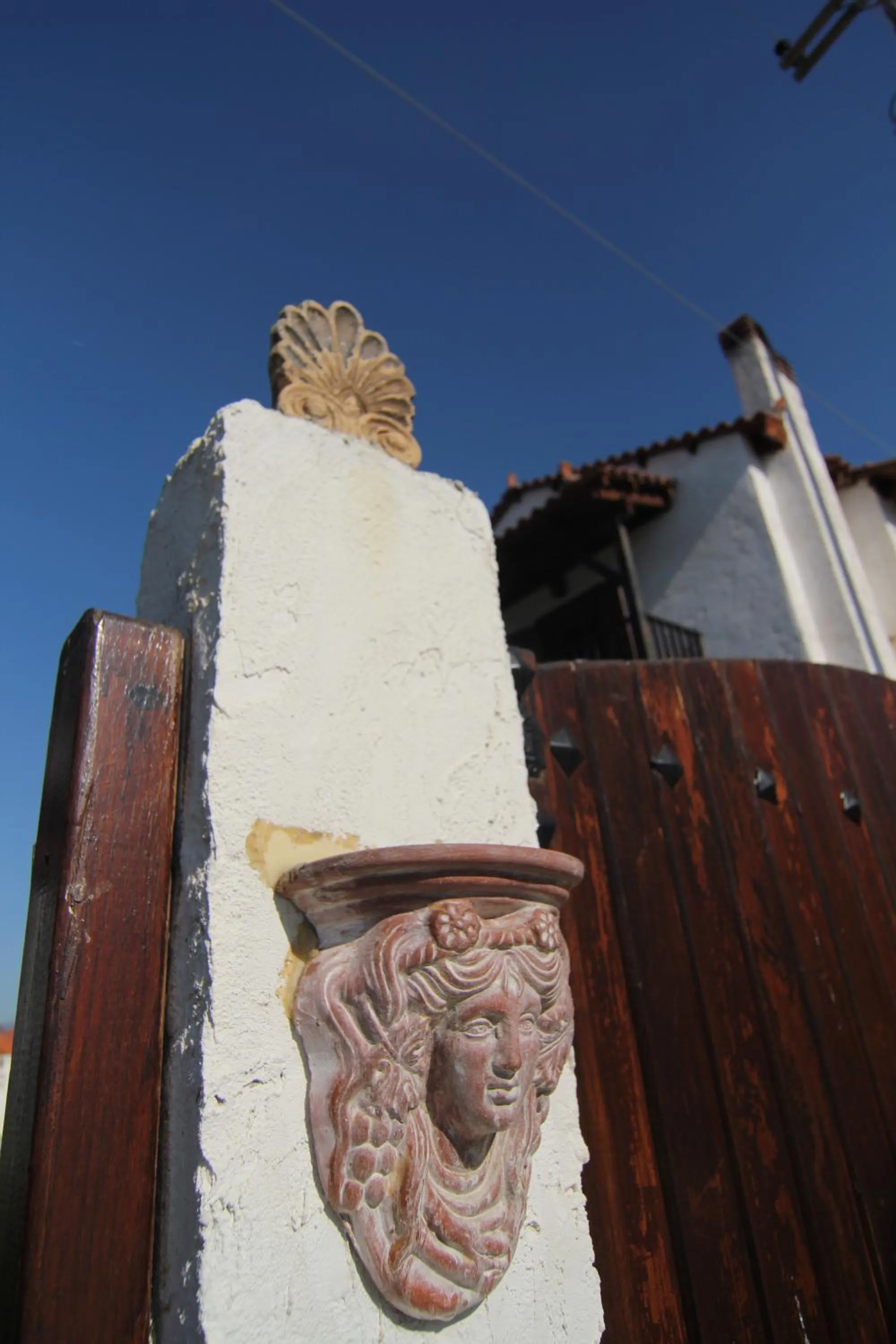 Facade/entrance in Chateaux Constantin Agistro