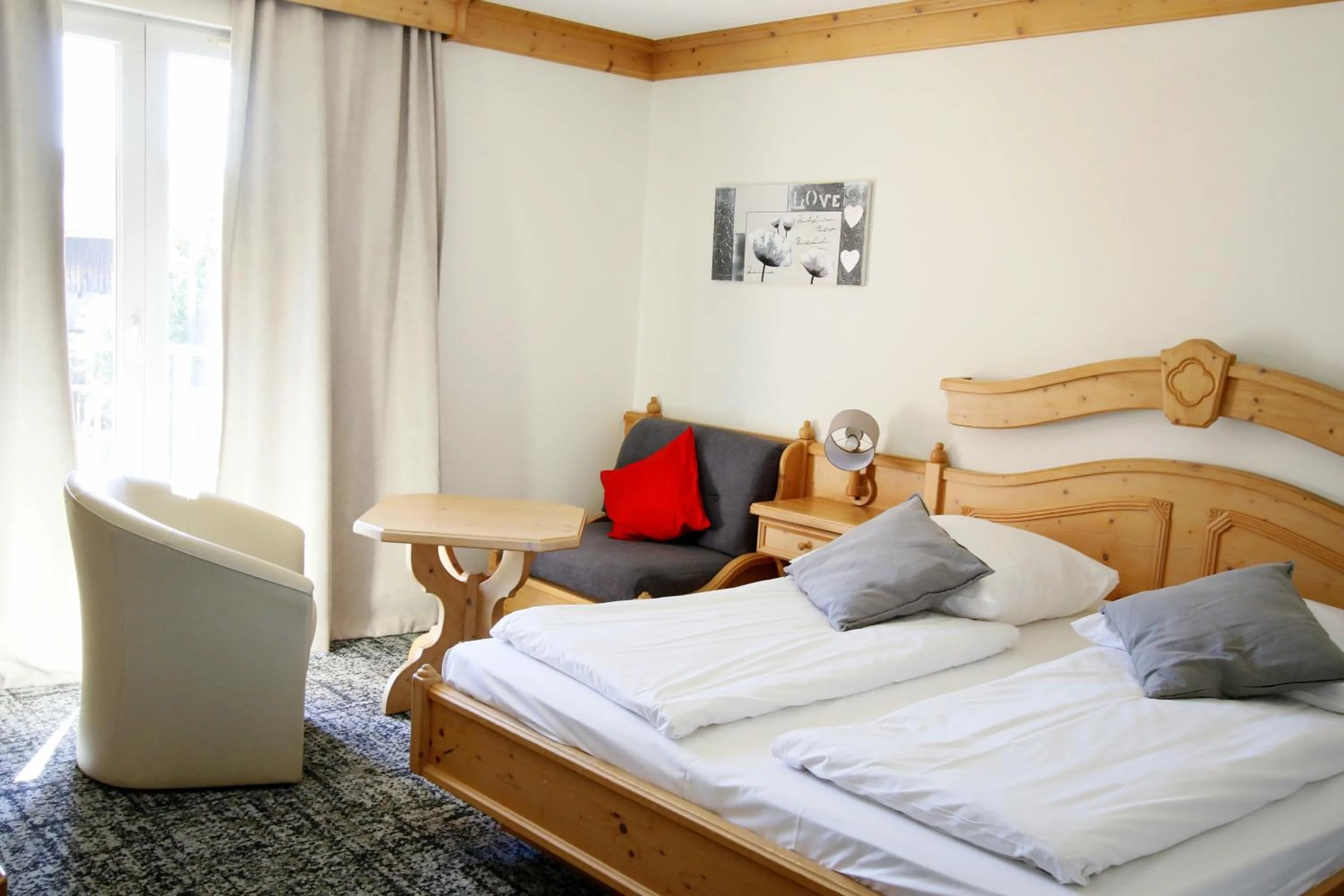 Photo of the whole room, Bed in Les Portes de la Vallee