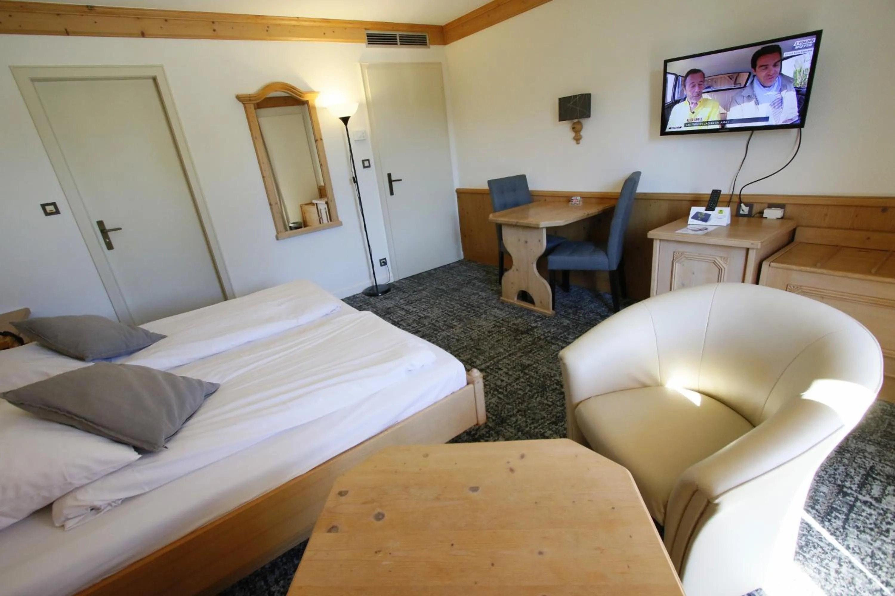 Photo of the whole room, Bed in Les Portes de la Vallee