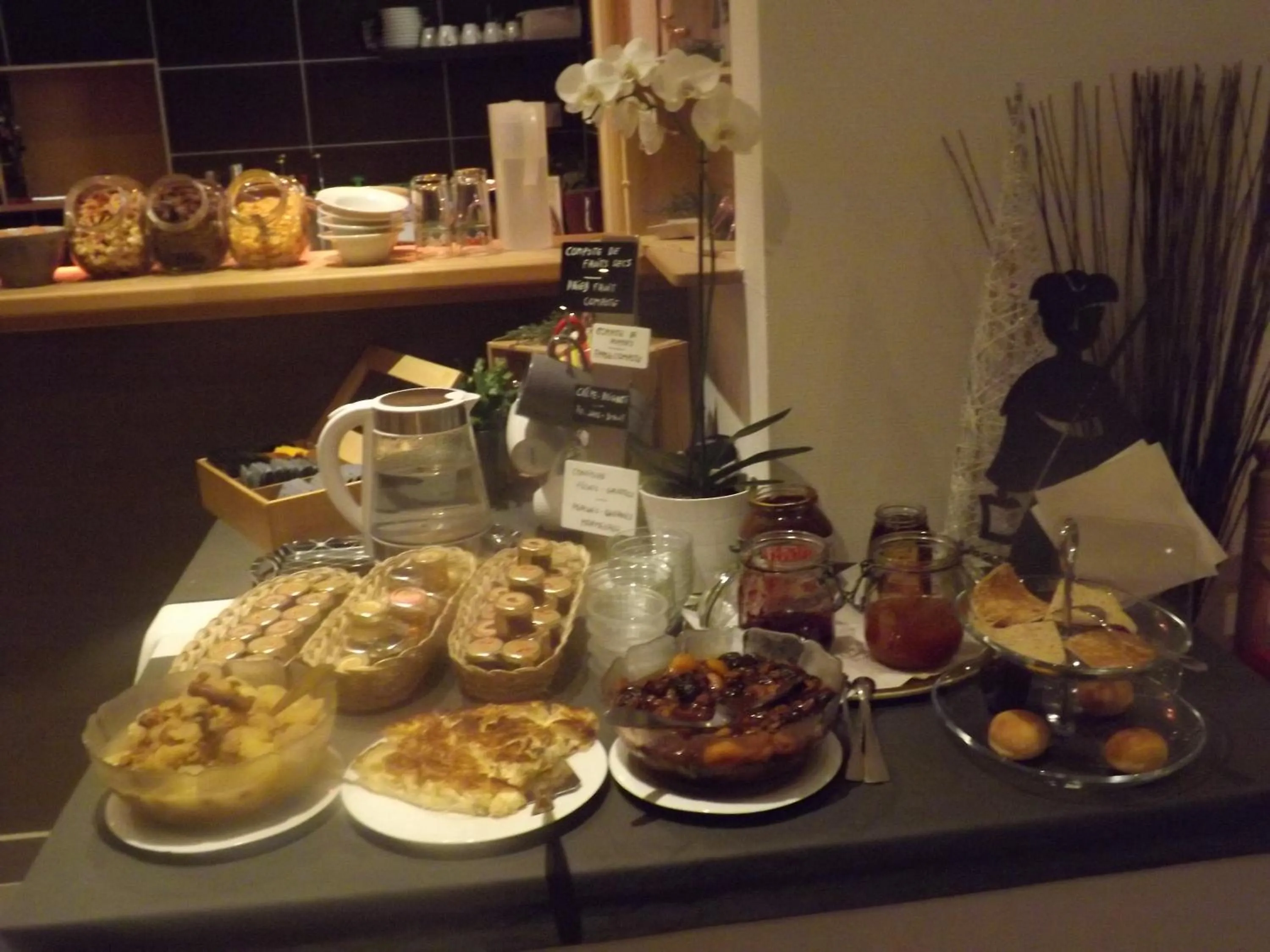 Buffet breakfast in Les Portes de la Vallee