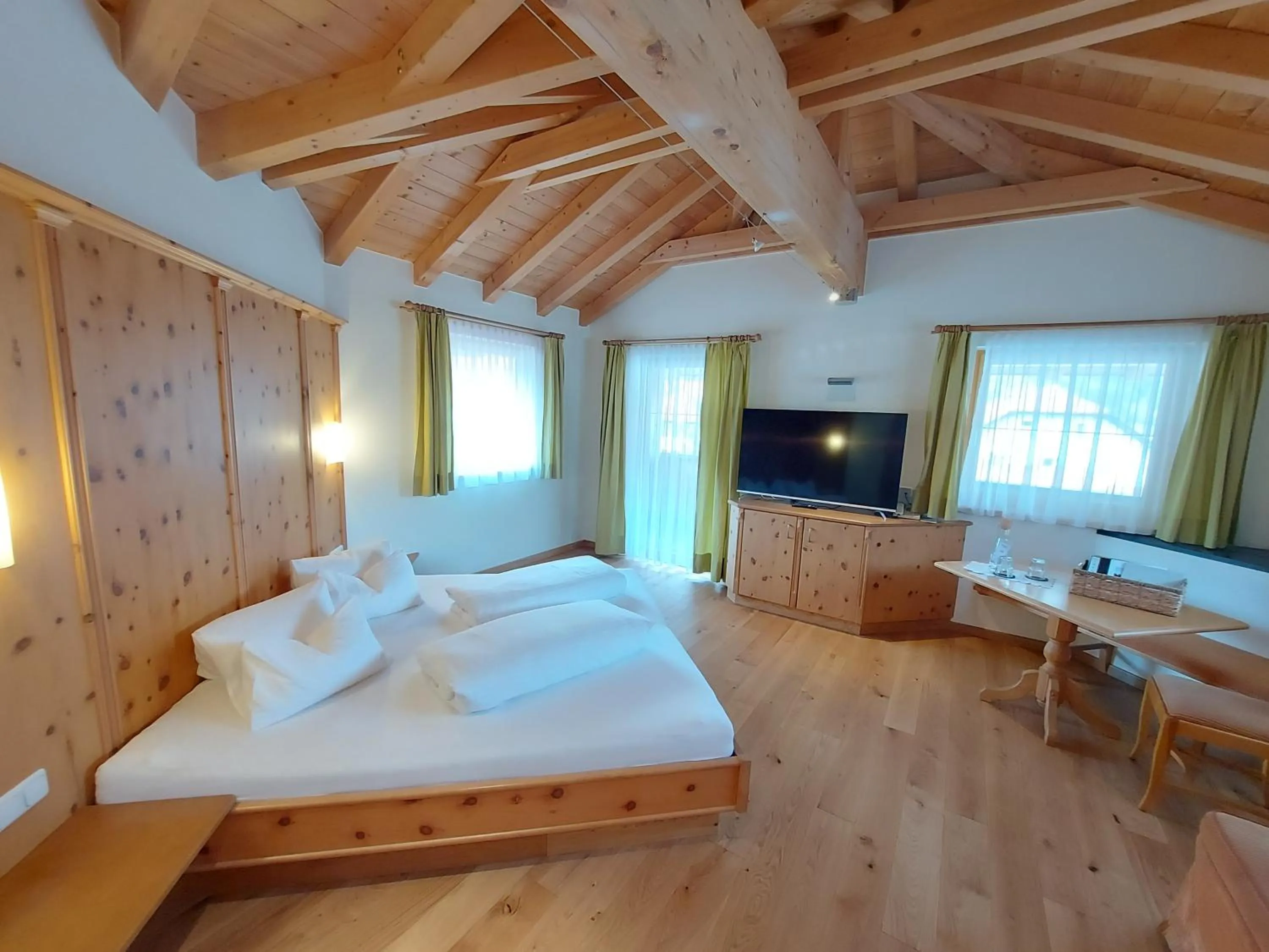 Photo of the whole room, Bed in Hotel Enzian