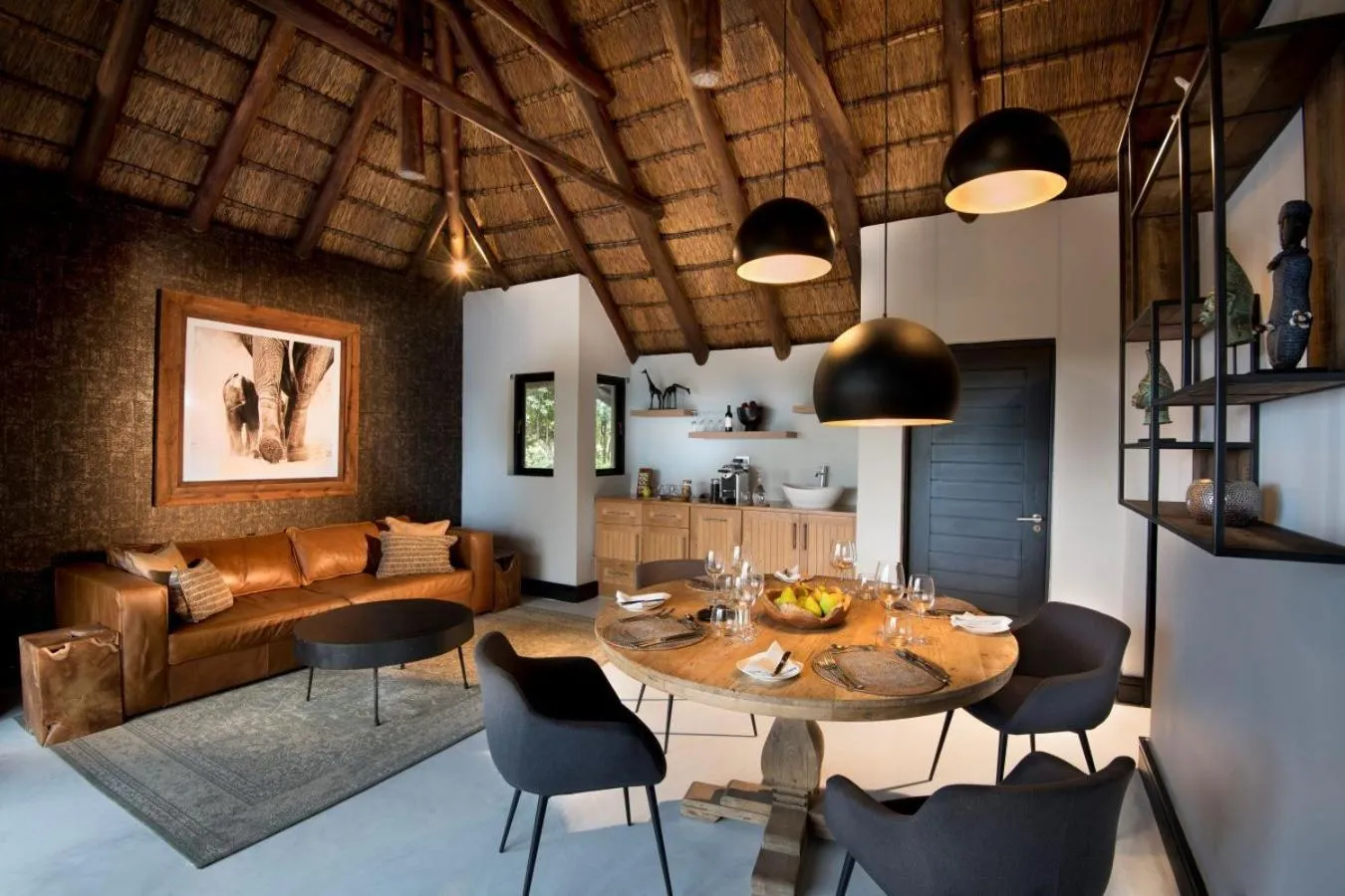 Living room in MHONDORO SAFARI LODGE & VILLA