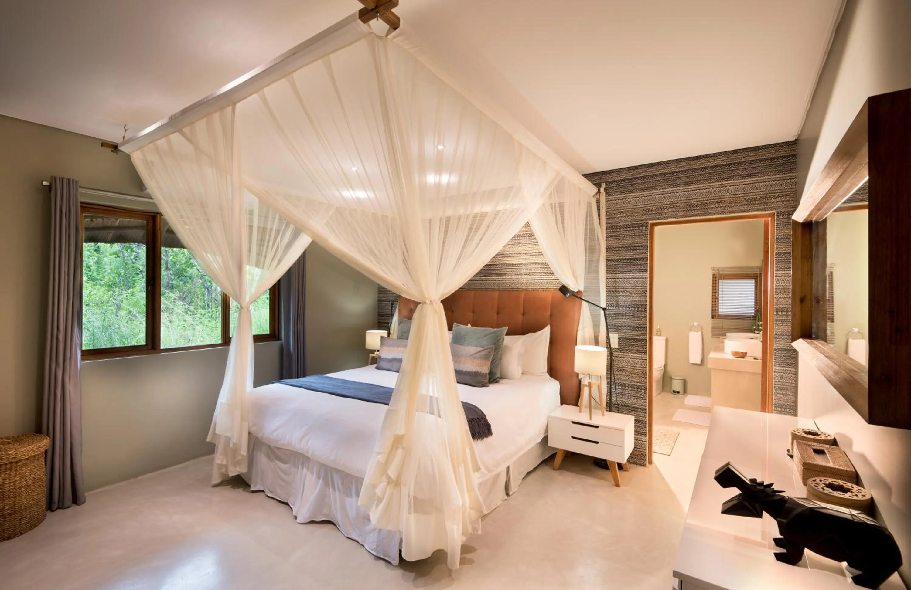 Bed in MHONDORO SAFARI LODGE & VILLA