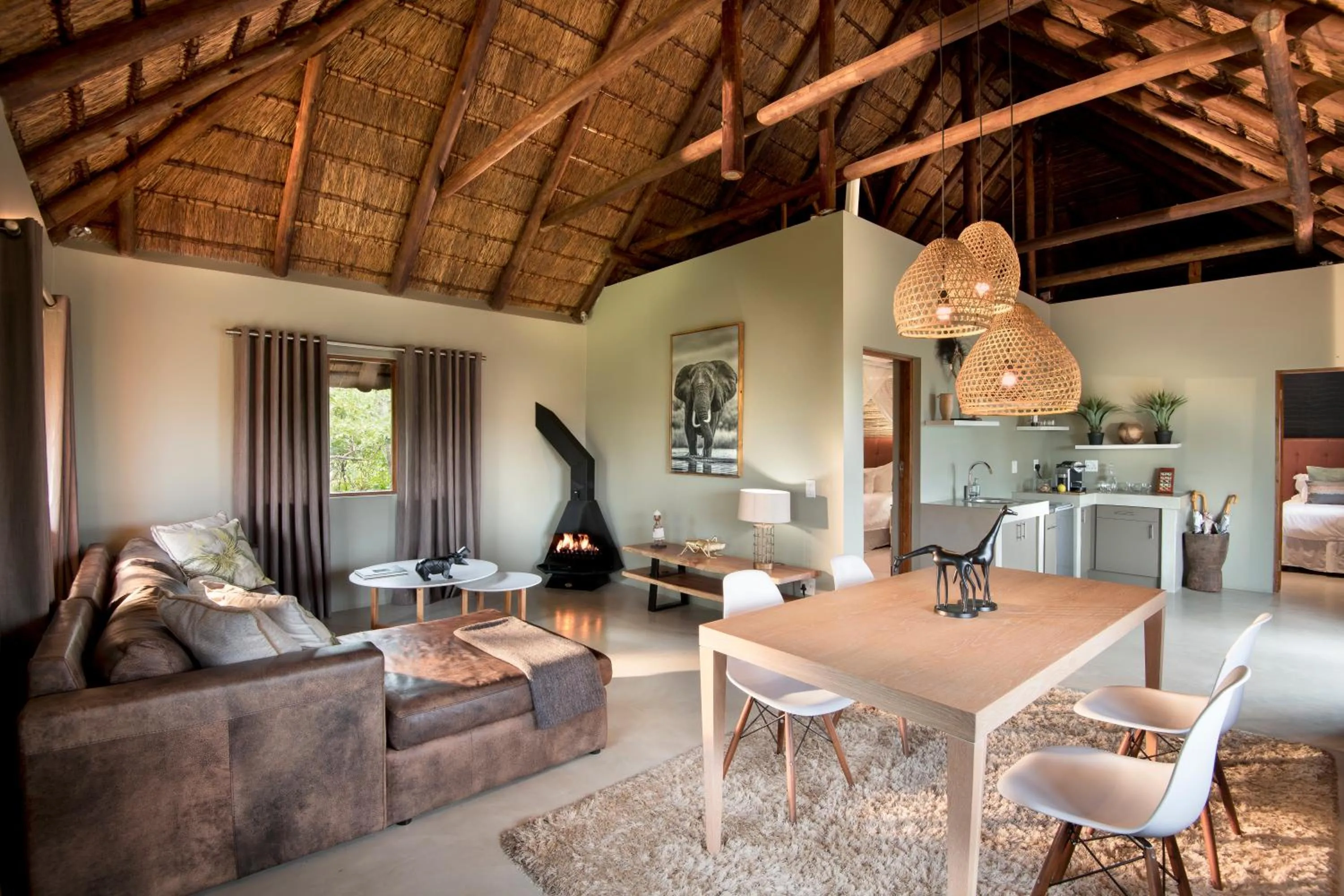Living room in MHONDORO SAFARI LODGE & VILLA