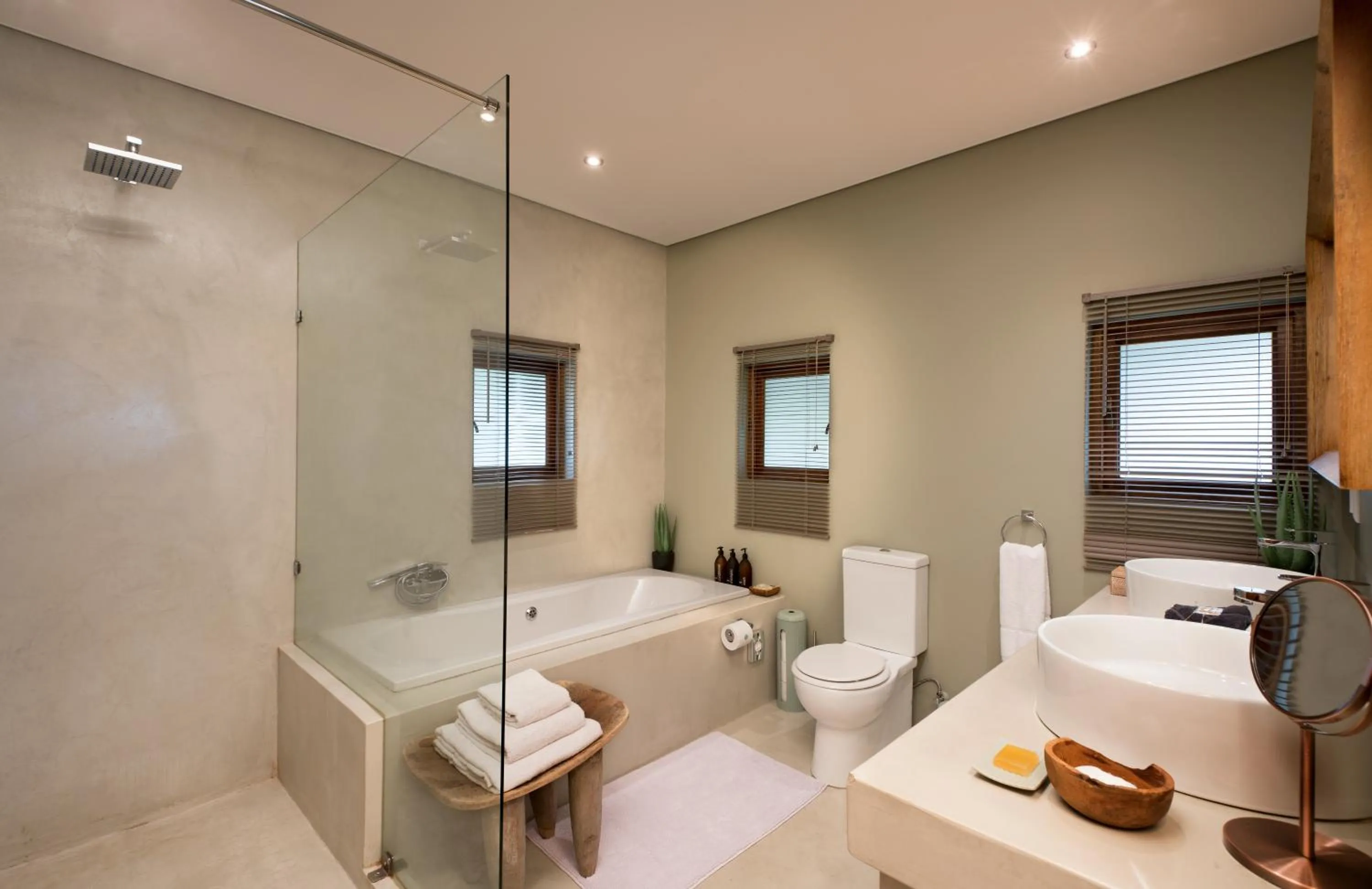 Shower in MHONDORO SAFARI LODGE & VILLA