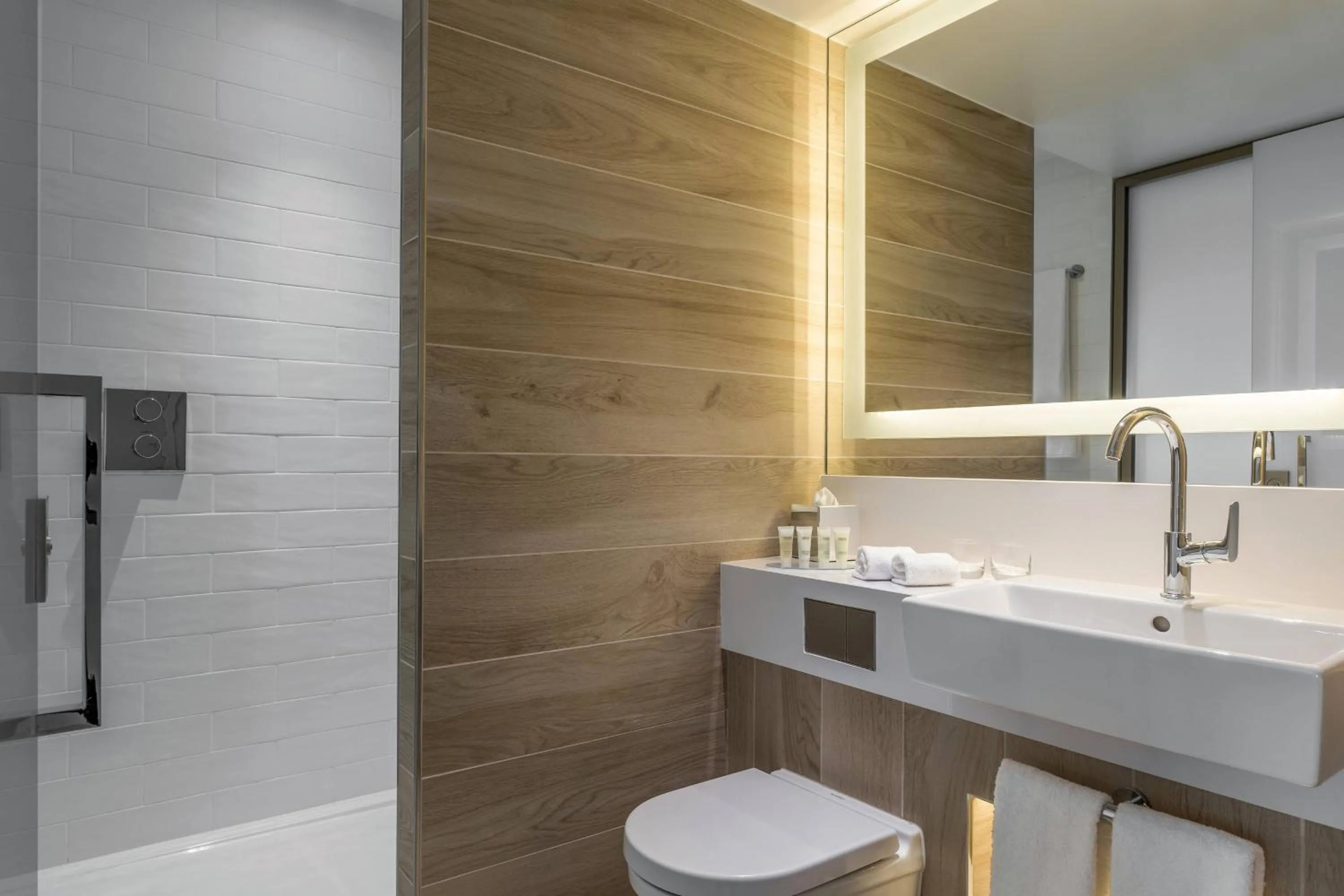 Bathroom in Courtyard by Marriott Paris Gare de Lyon
