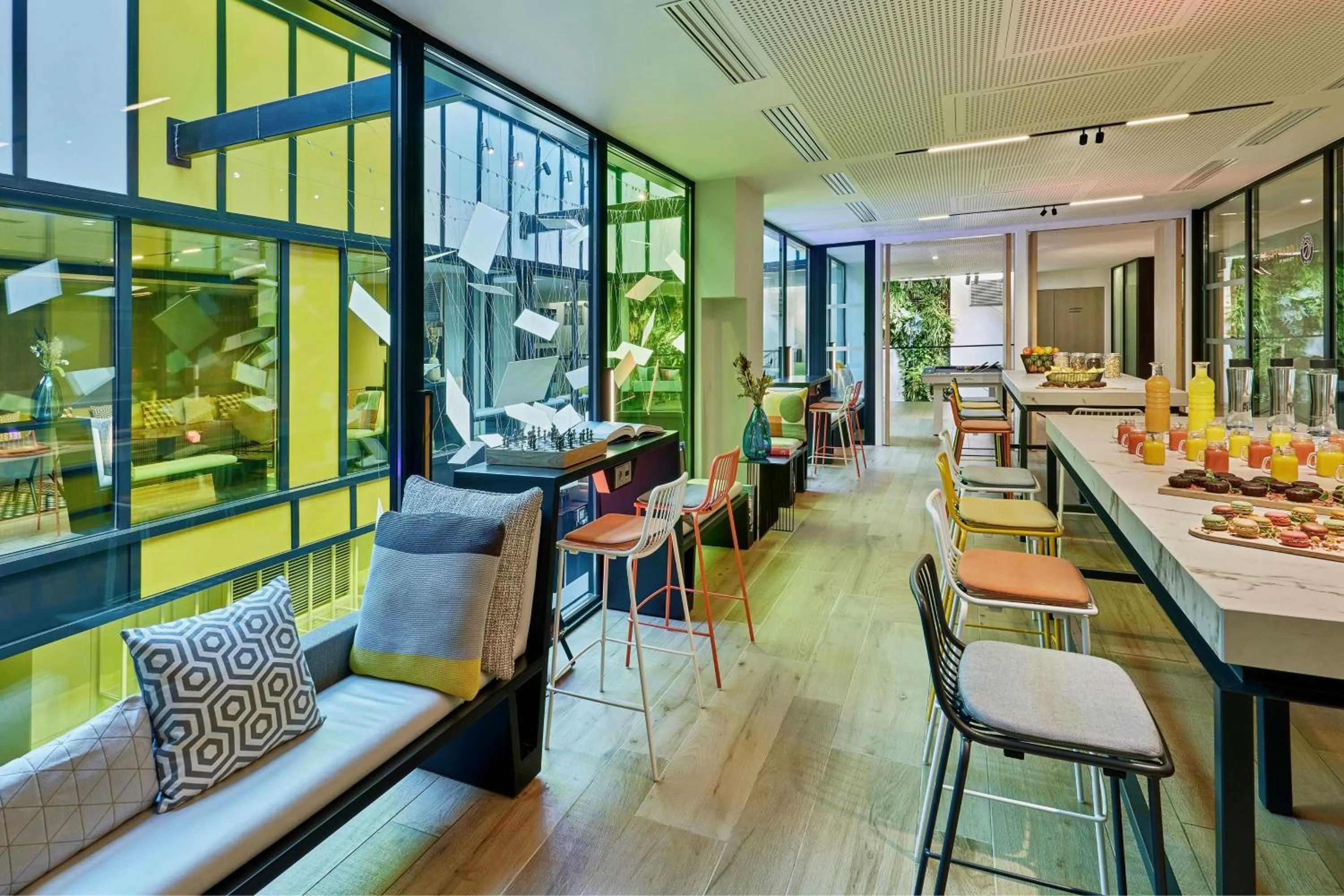 Restaurant/places to eat in Courtyard by Marriott Paris Gare de Lyon