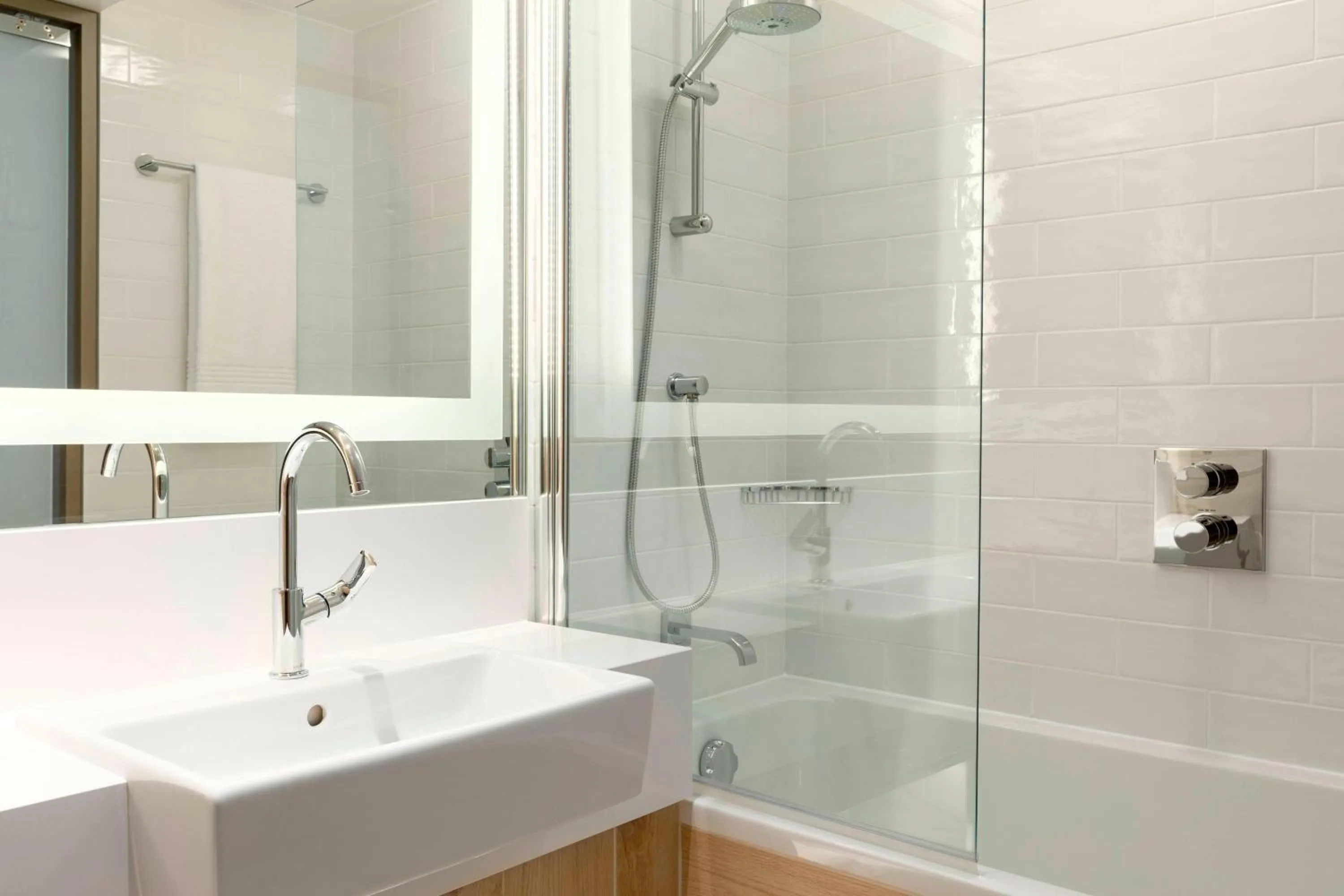 Bathroom in Courtyard by Marriott Paris Gare de Lyon