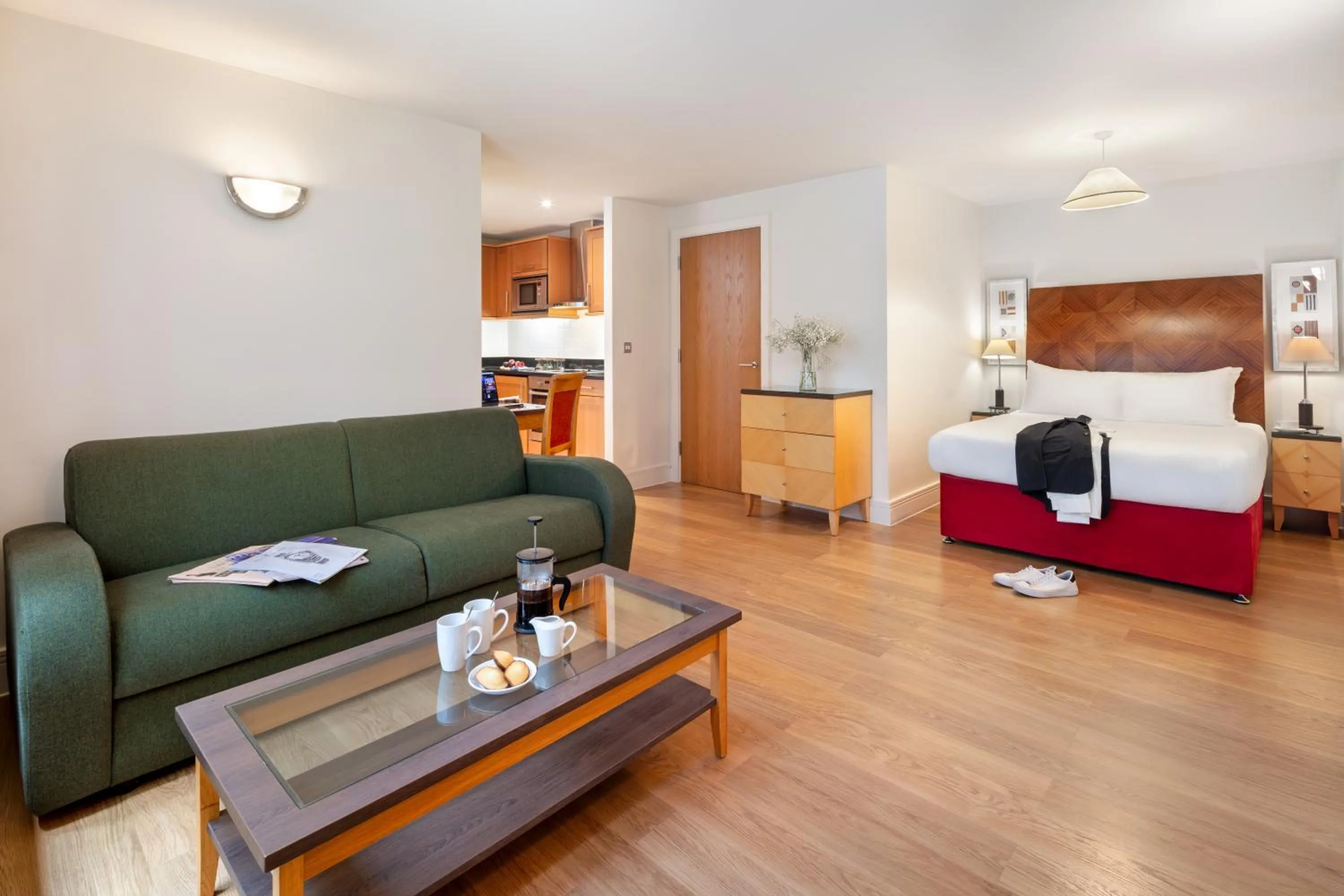 Living room, Bed in Marlin Apartments London City - Queen Street