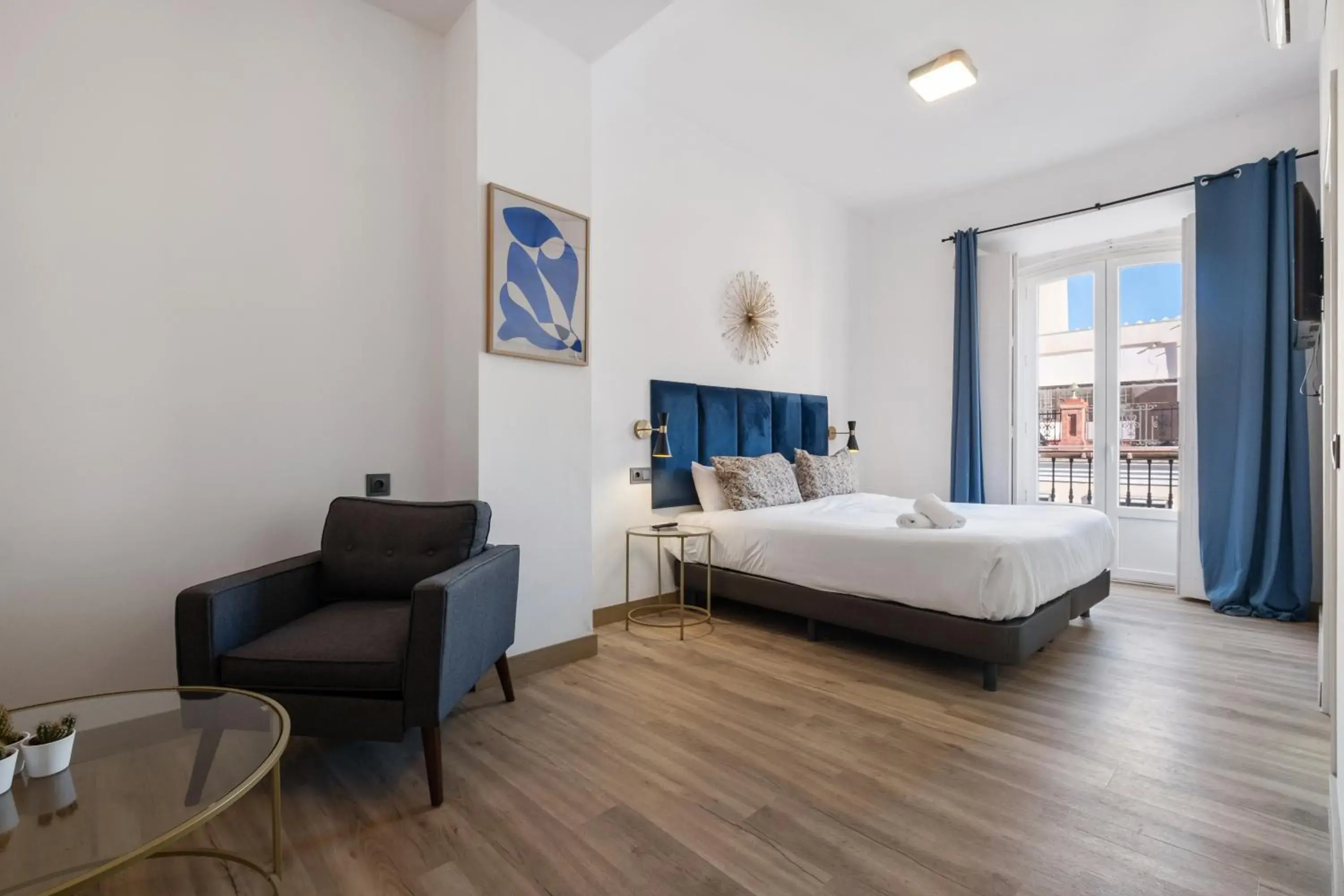 Deluxe Family Suite in Malaga City Suites Deluxe Family Suite in Malaga City Suites