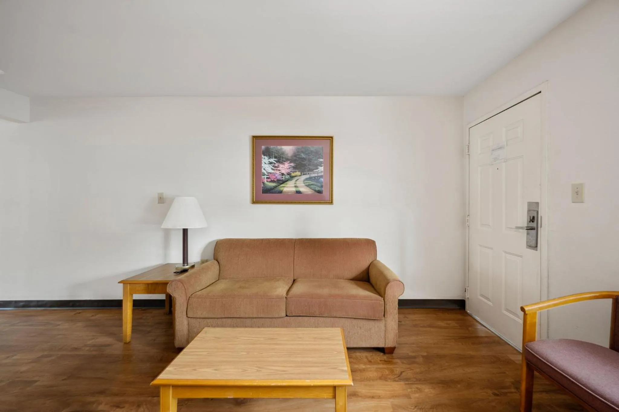 Living room in Affordable Suites Conover / Hickory