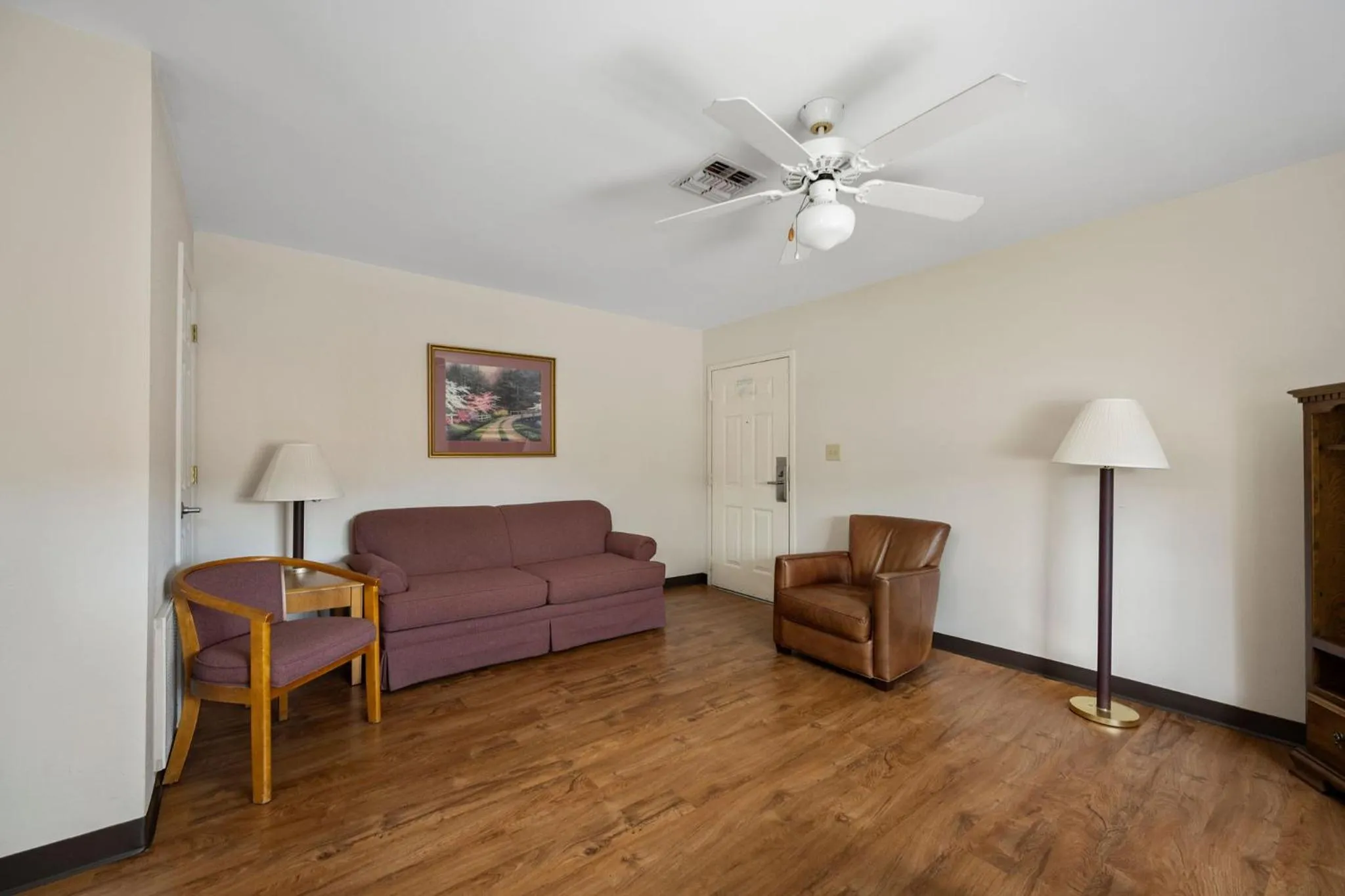 Living room in Affordable Suites Conover / Hickory