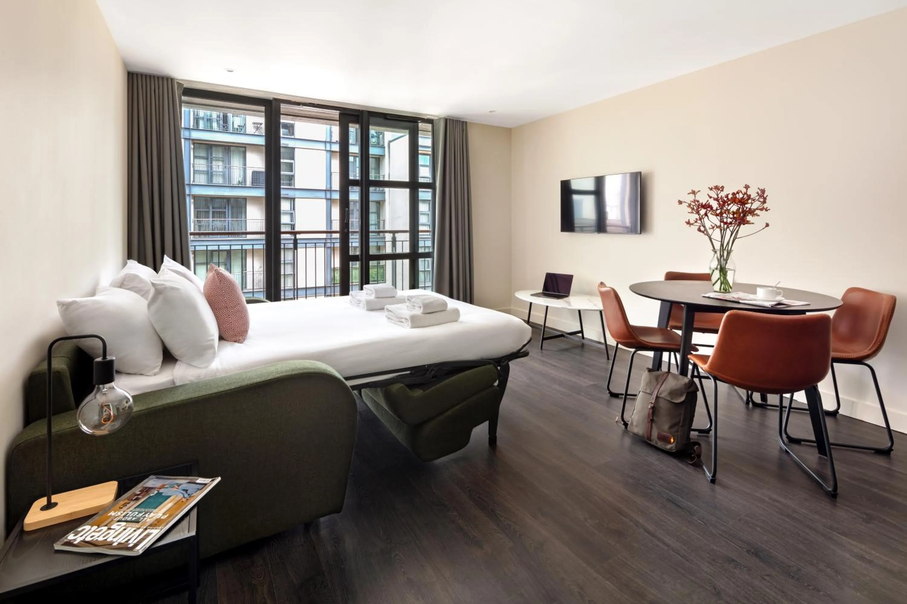 Living room, Bed in Marlin Canary Wharf