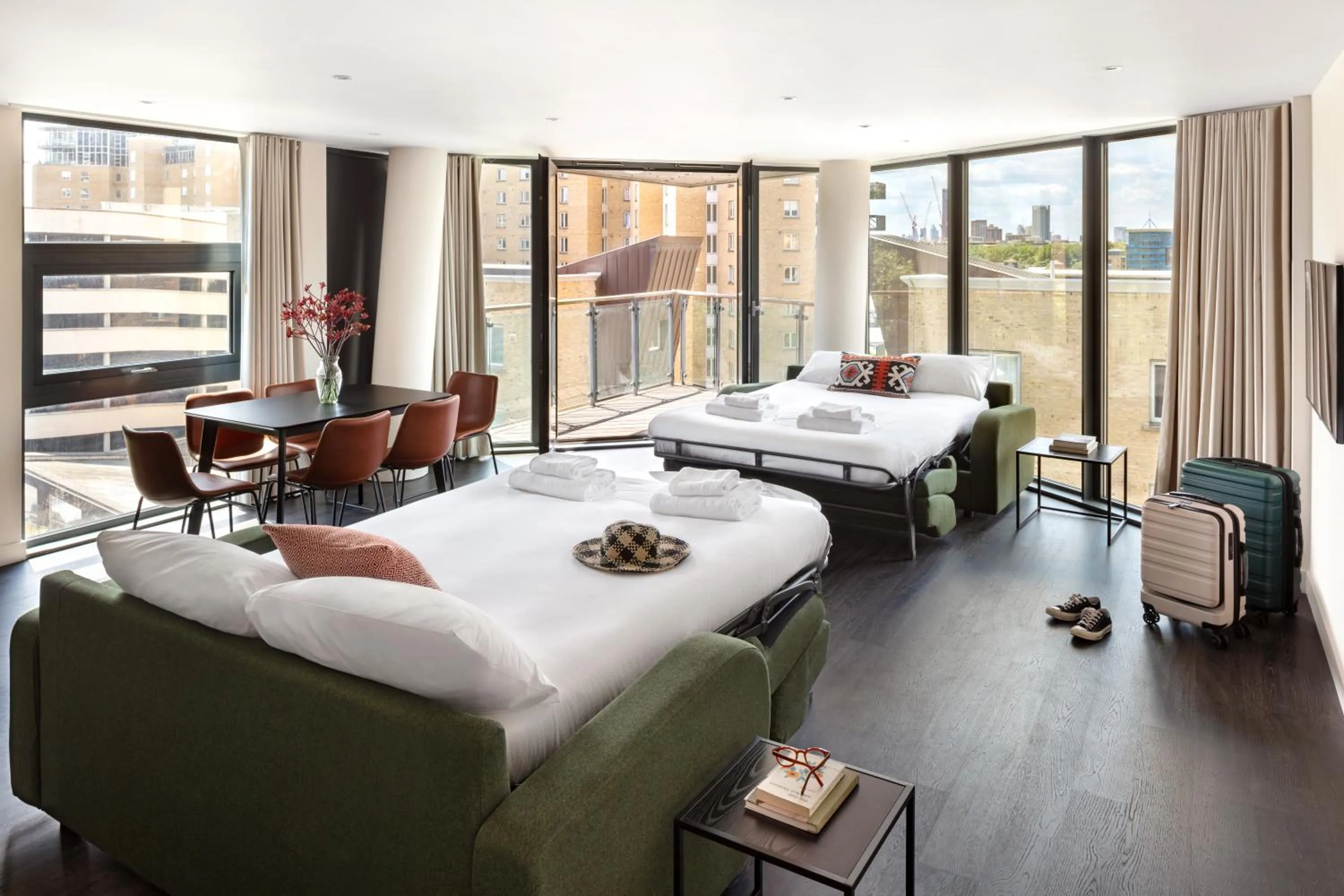 Living room, Bed in Marlin Canary Wharf