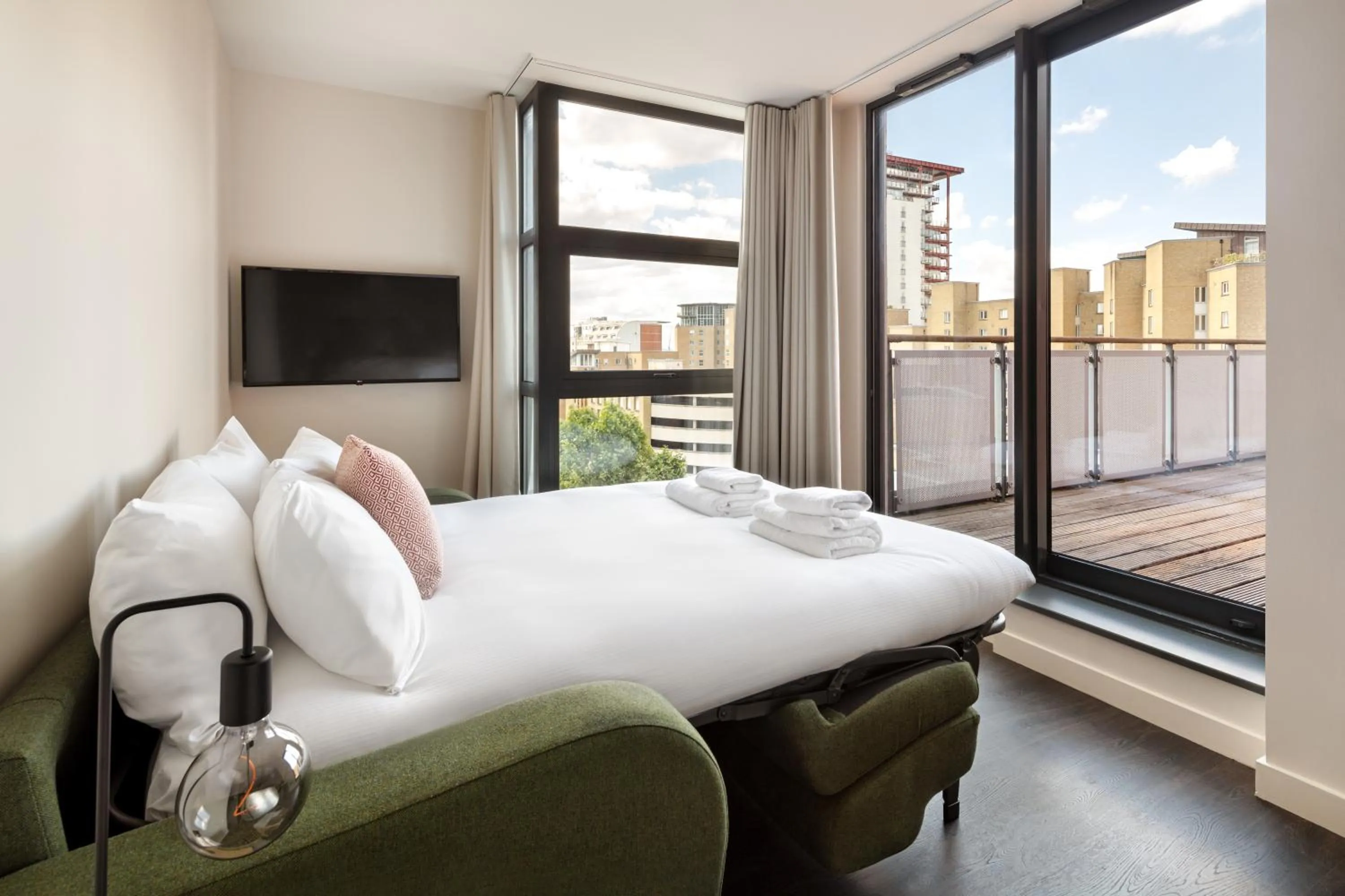 Living room, Bed in Marlin Canary Wharf