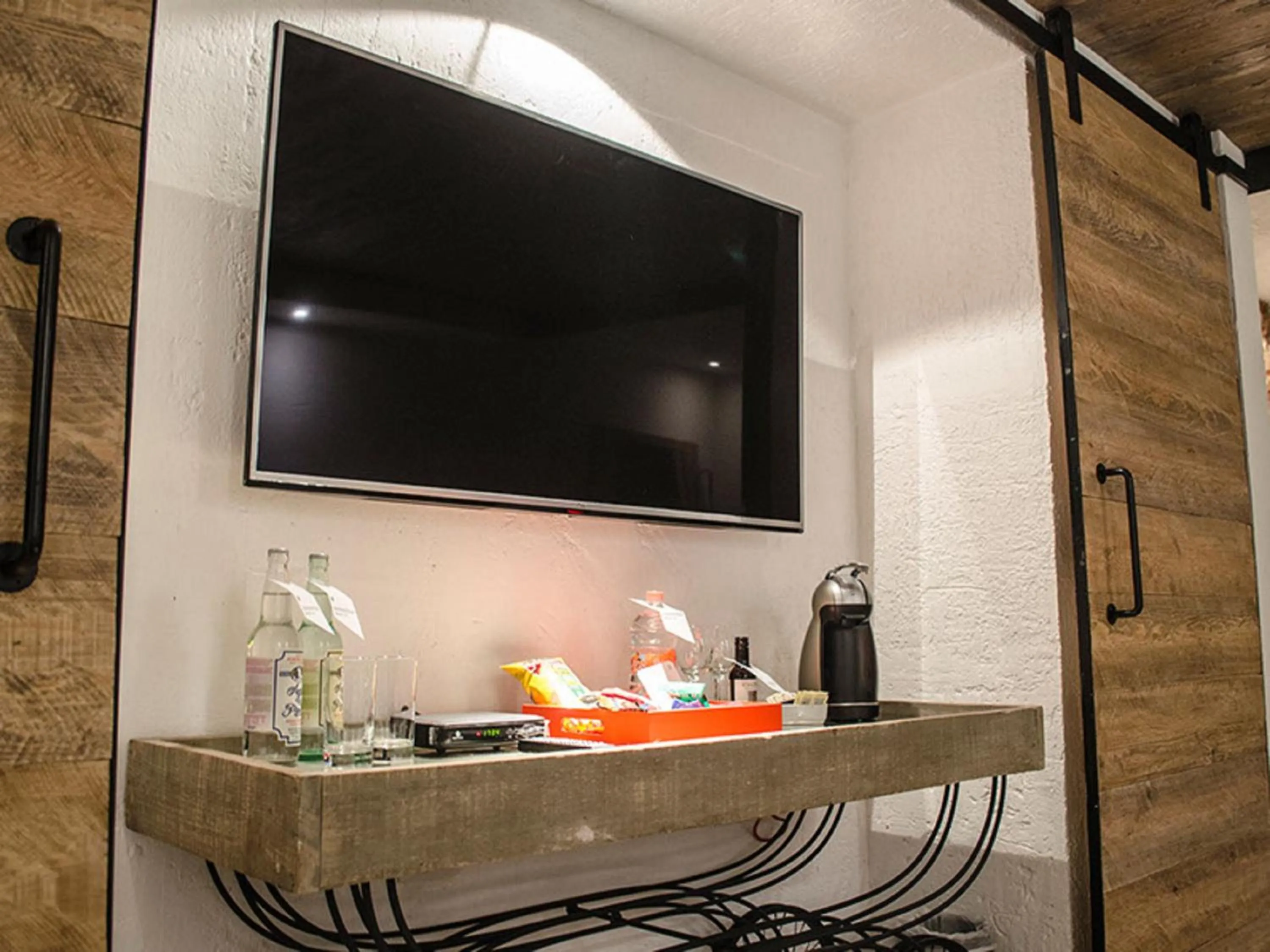 TV and multimedia in NEhotel Nueva Estancia