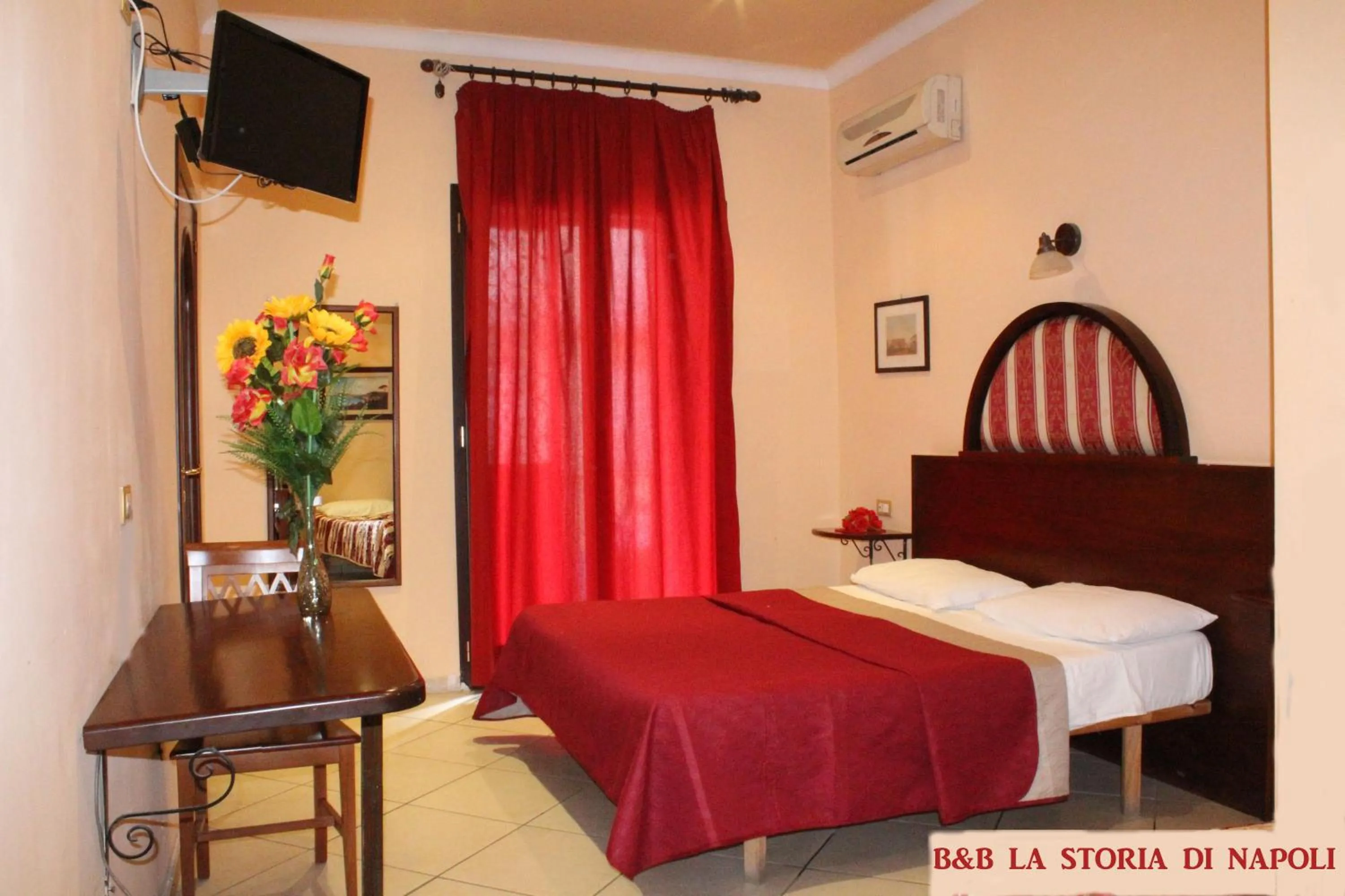 Photo of the whole room, Bed in B&B La Storia Di Napoli