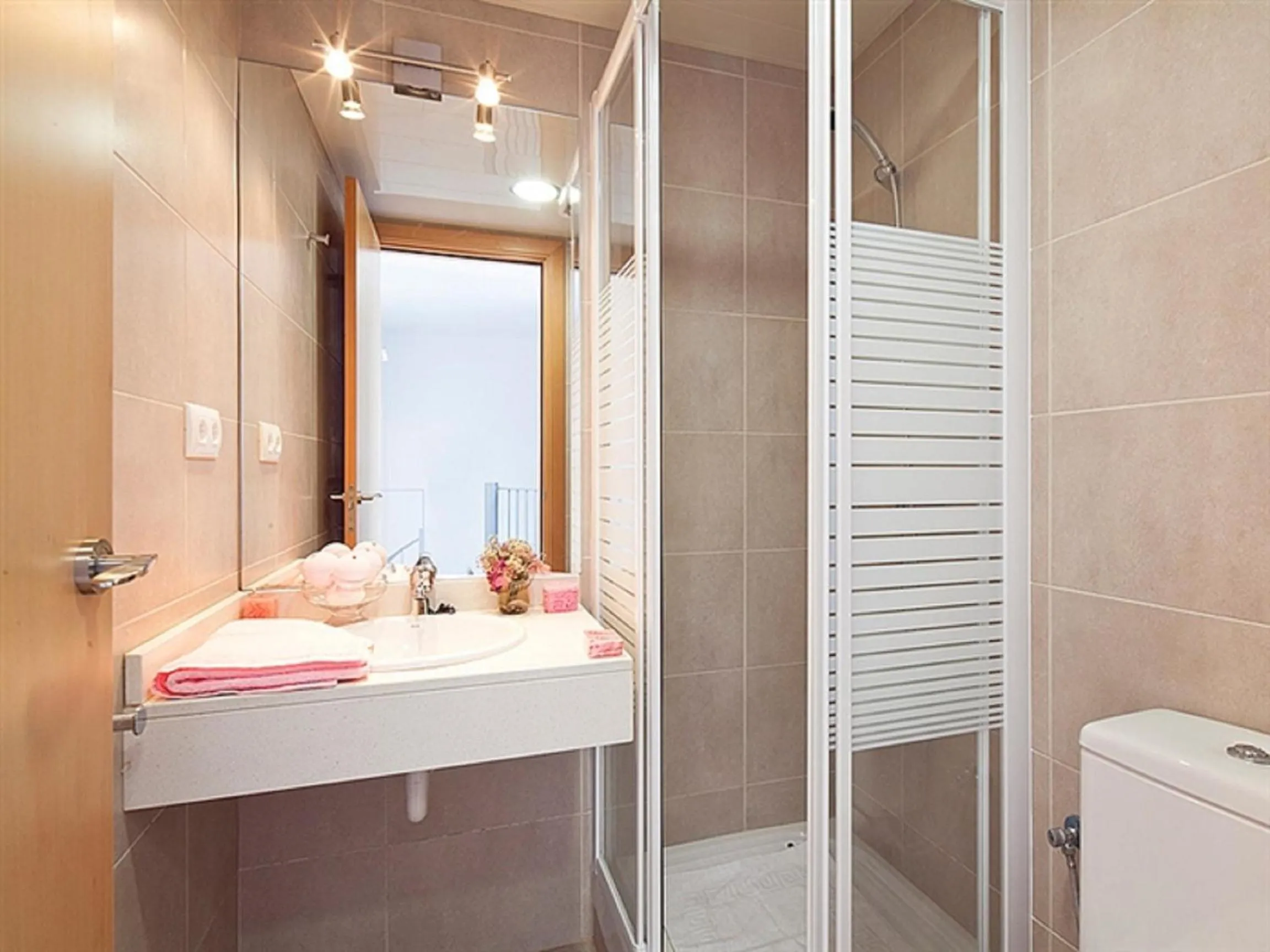 Shower in Charmsuites Nou Rambla