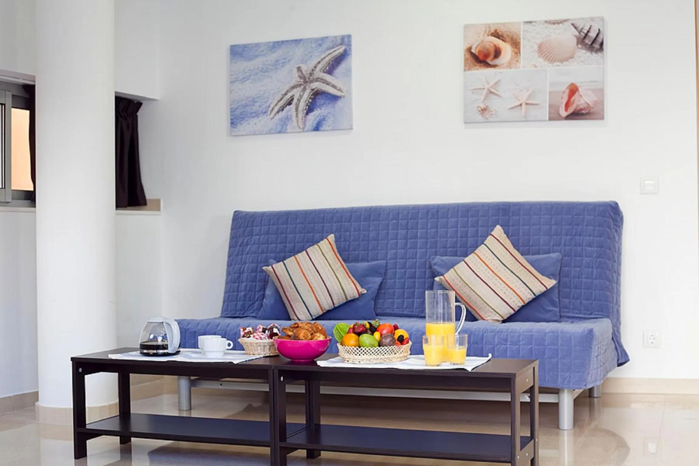 Living room in Charmsuites Nou Rambla