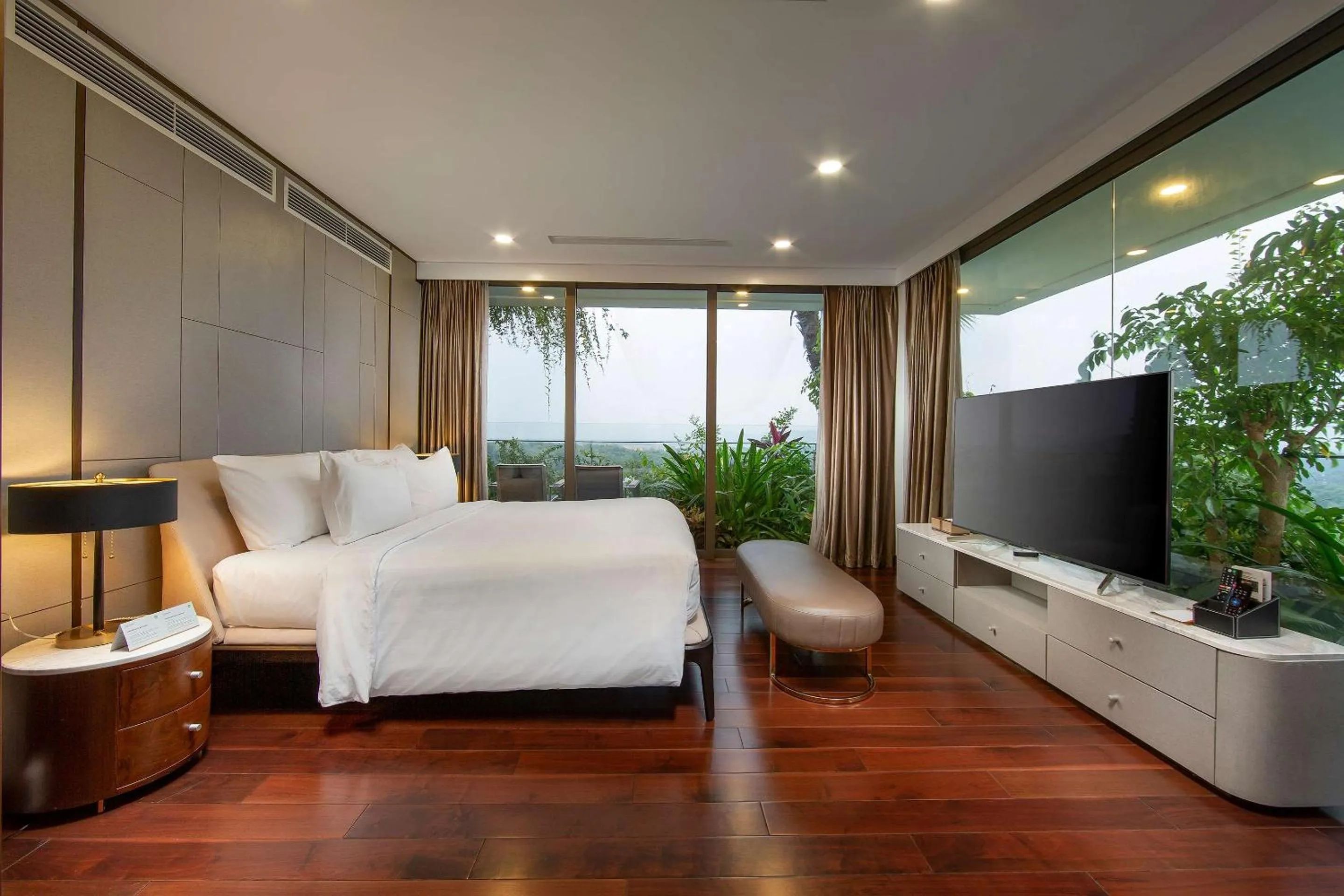 Photo of the whole room, Bed in Flamingo Resort Dai Lai