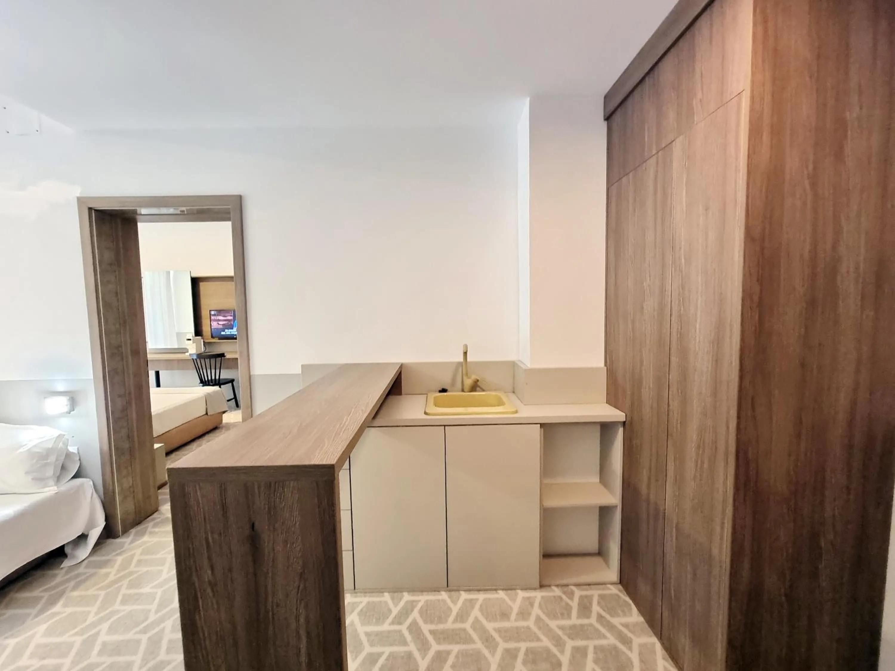 Kitchen or kitchenette, Bed in Hotel Clas Mamaia Nord