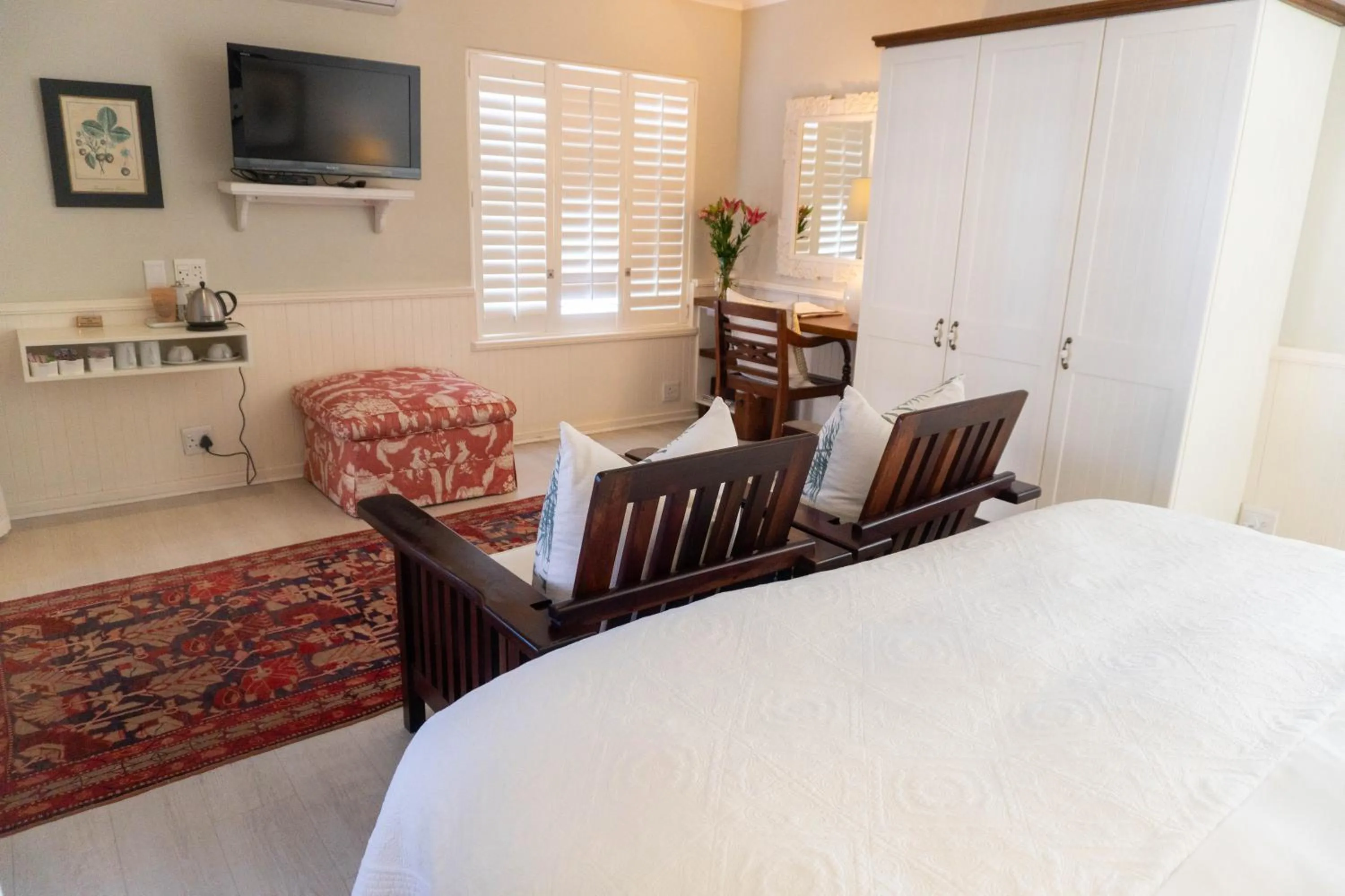 Seating area, Bed in Admiralty Beach House
