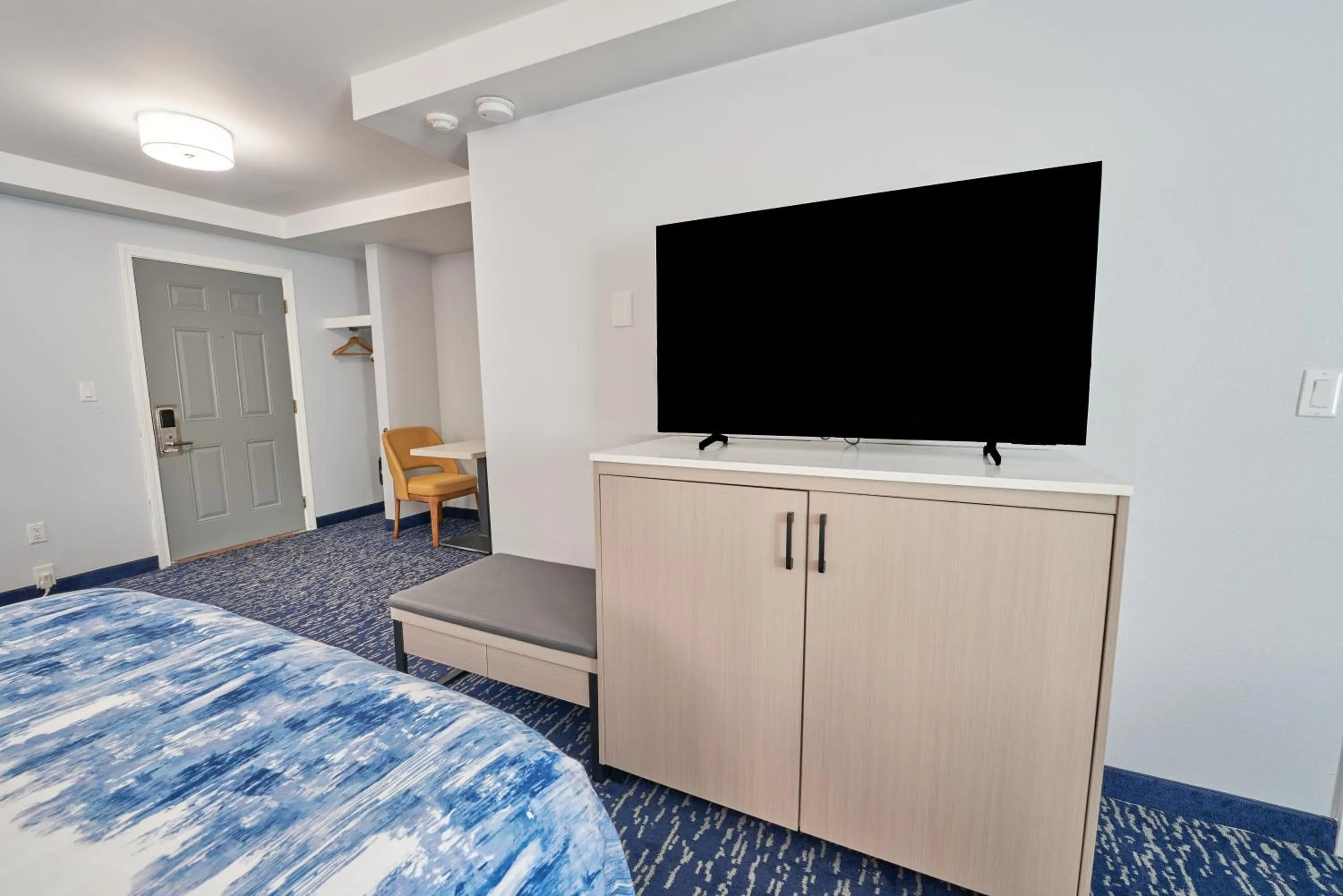 Communal lounge/ TV room, Bed in All Seasons Inn & Suites