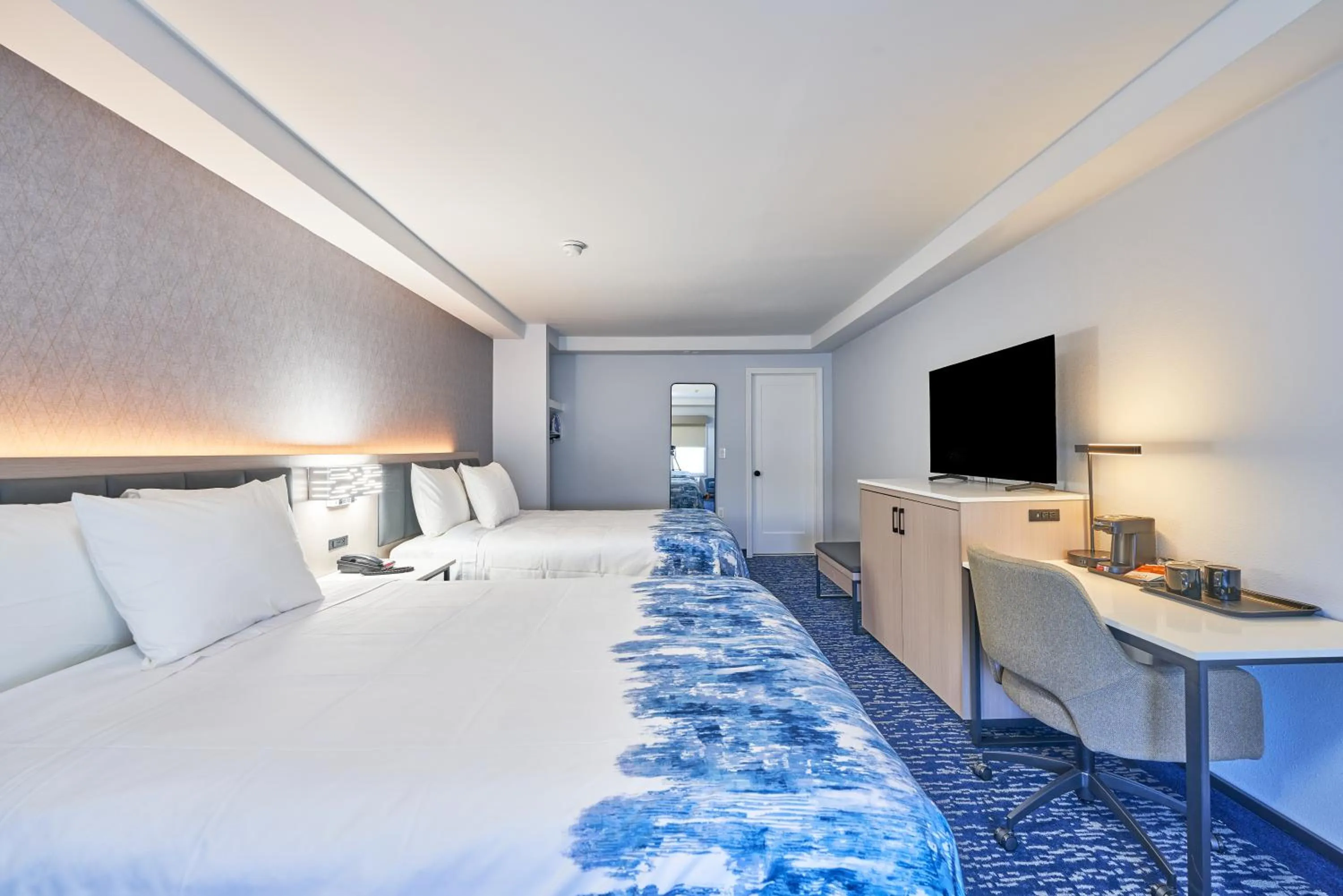 Photo of the whole room, Bed in All Seasons Inn & Suites