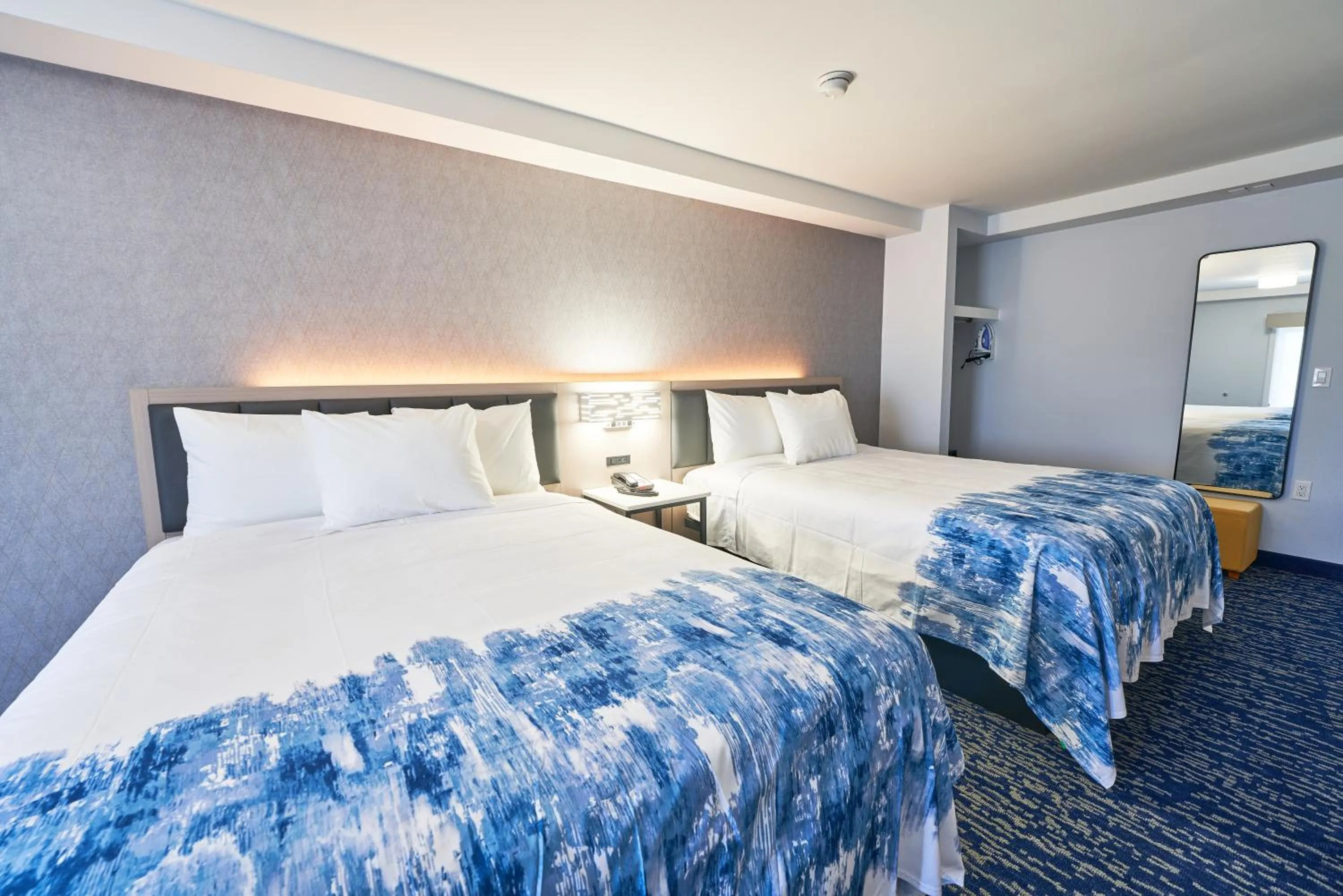 Photo of the whole room, Bed in All Seasons Inn & Suites