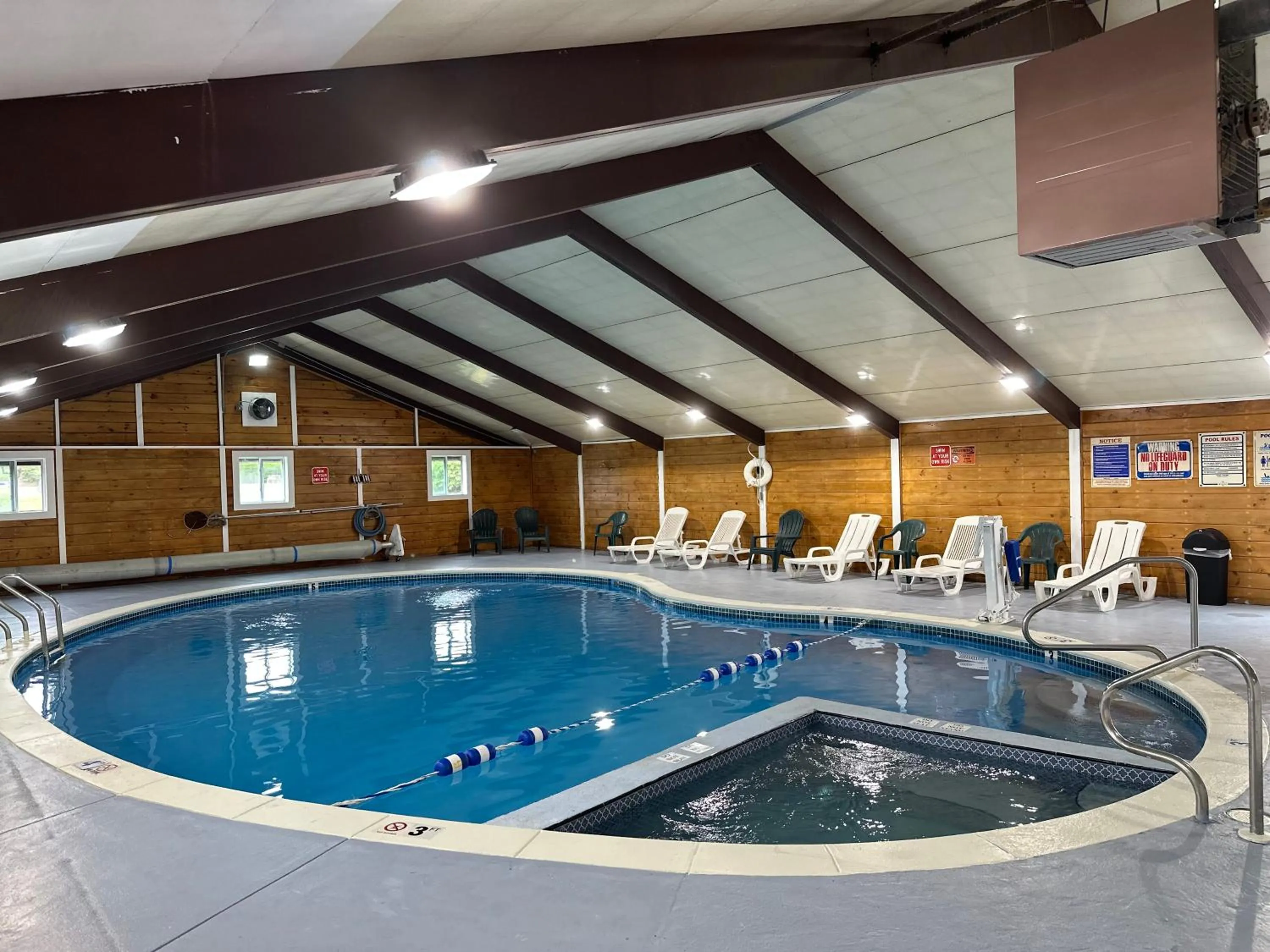 Swimming pool in All Seasons Inn & Suites